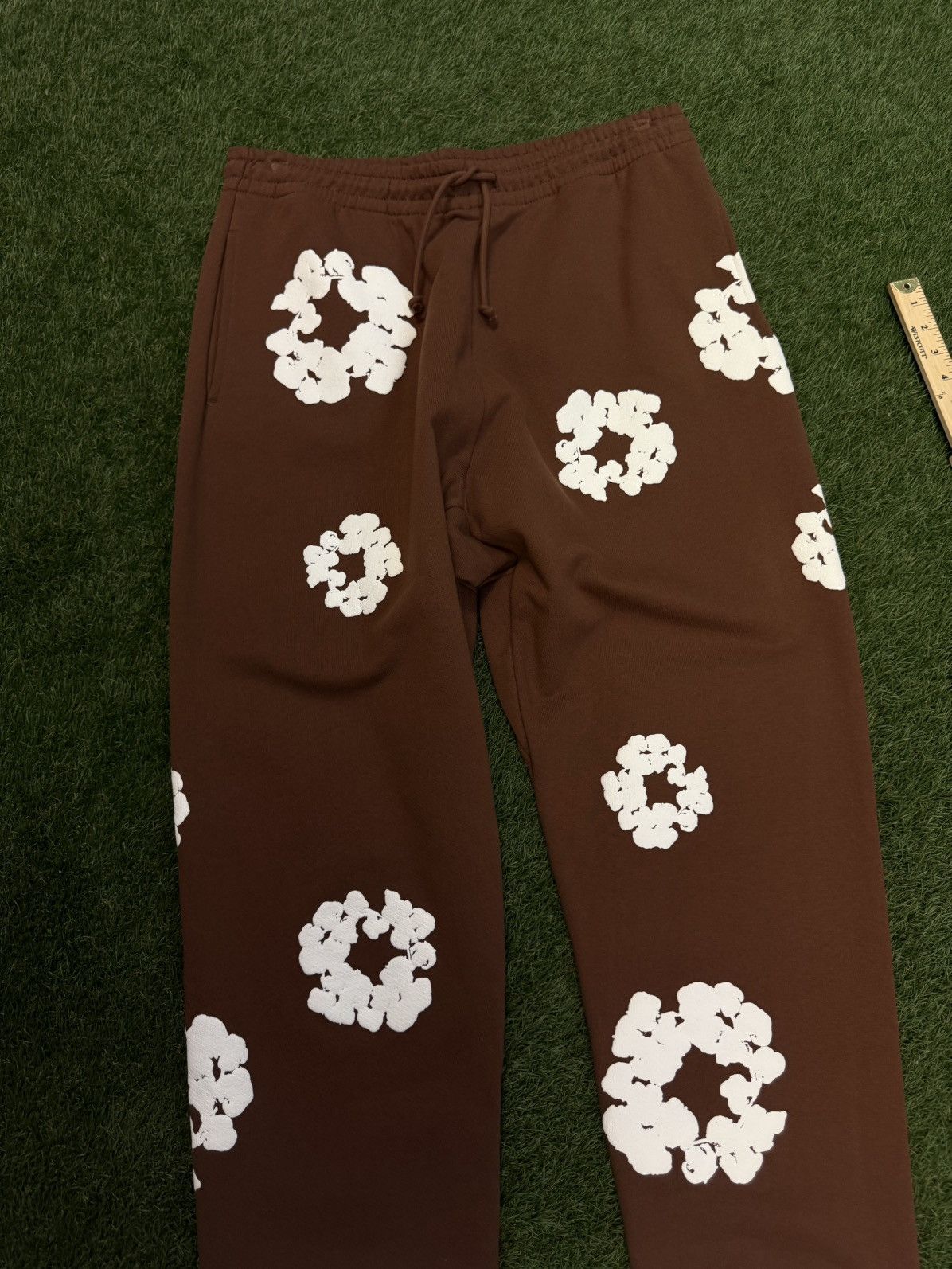 DENIM TEARS Denim Tears Cotton Wreath Sweatpants Size XL (NEW) Size US 34 / EU 50 - 3 Thumbnail
