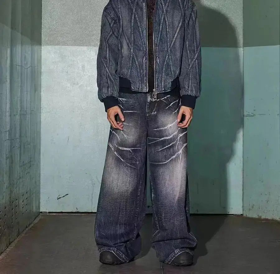 Japanese Brand Vintage washed distressed lightning texture baggy jeans Size US 30 / EU 46 - 1 Thumbnail