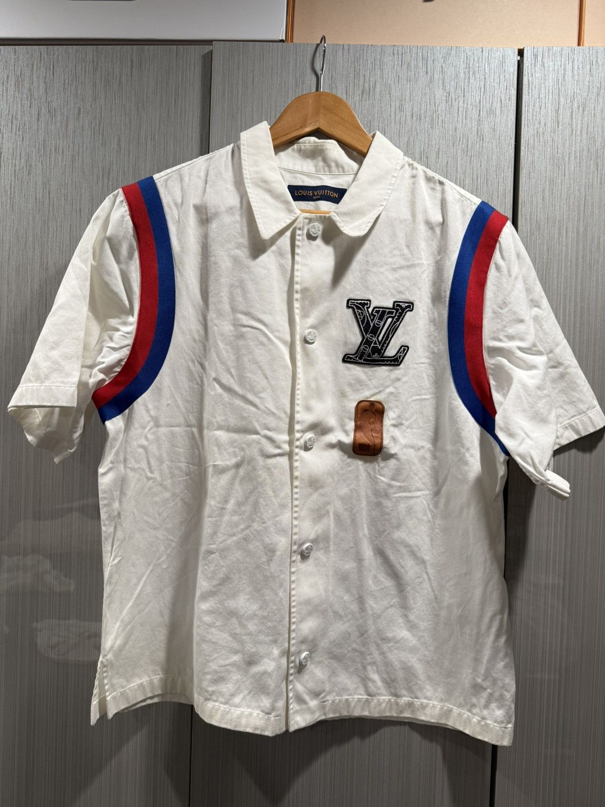 Louis Vuitton Louis Vuitton NBA Logo Shirt Size US L / EU 52-54 / 3 - 1 Thumbnail