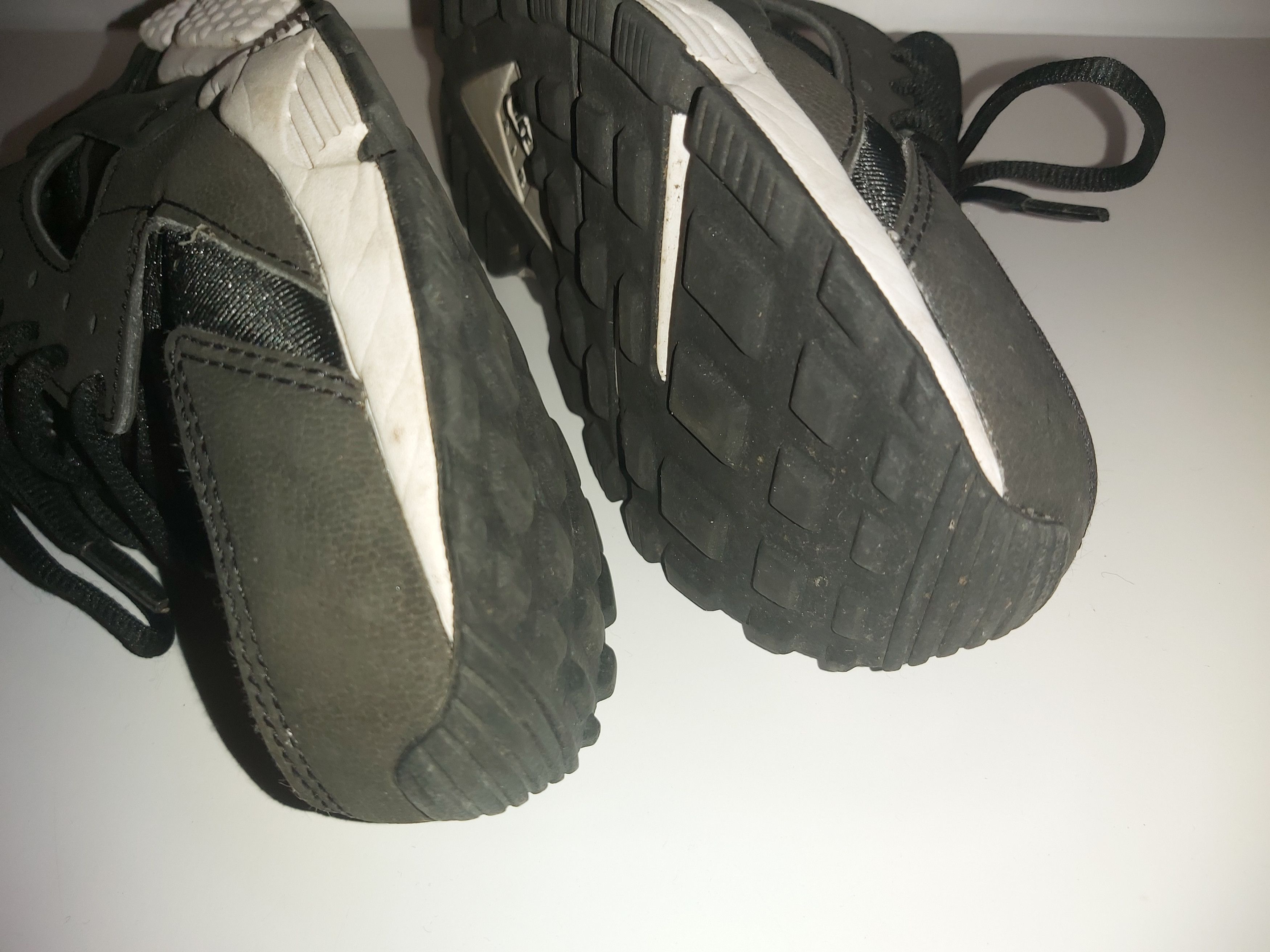 Nike 35,5eur 5us NIKE AIR HUARACHE WMNS "Black-White" 634835-006 Size US 5 / IT 35 - 7 Thumbnail