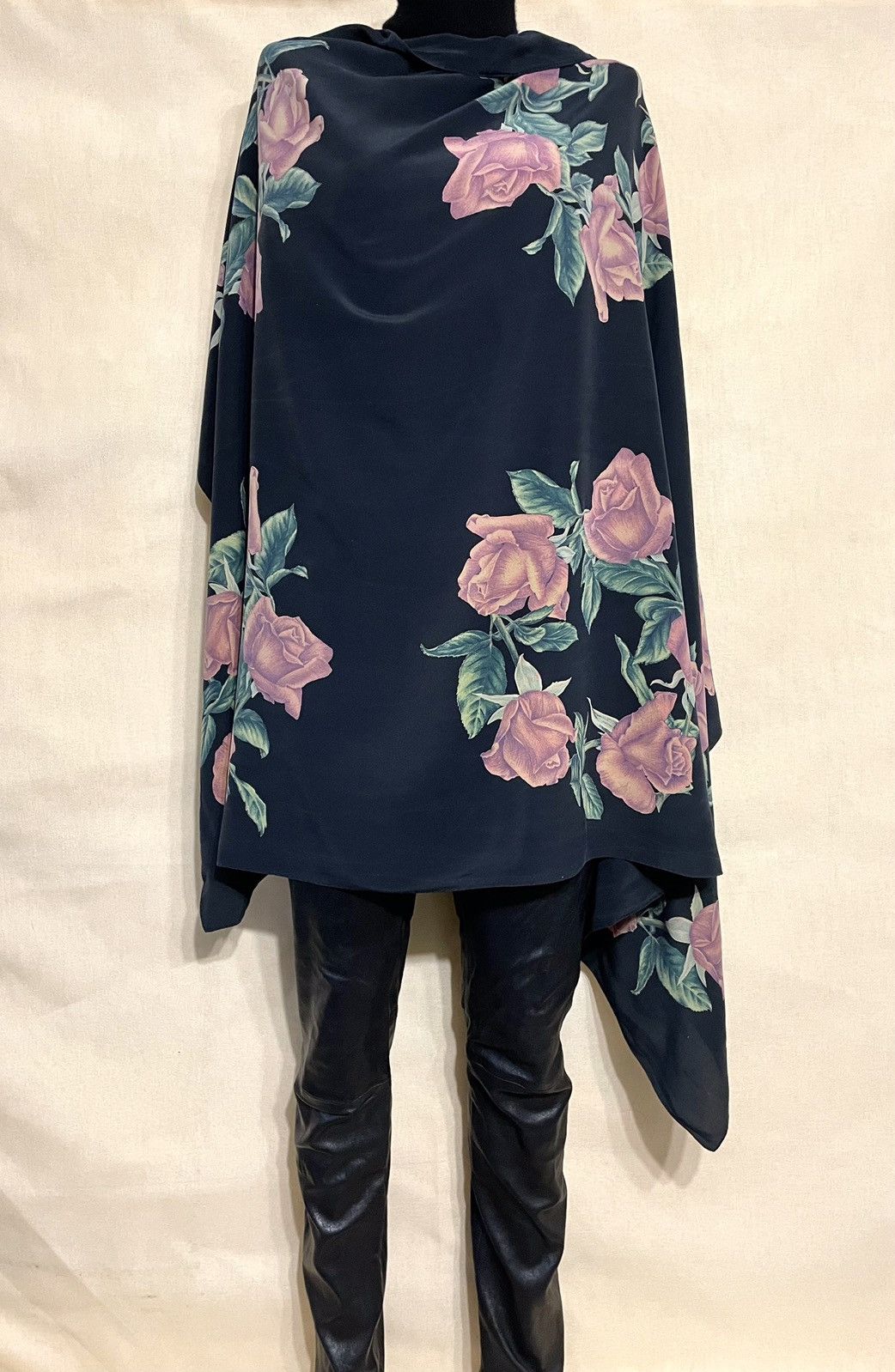 Fabric Brand & Co. Fabric Frontline Zurich black floral scarf Size ONE SIZE - 2 Thumbnail