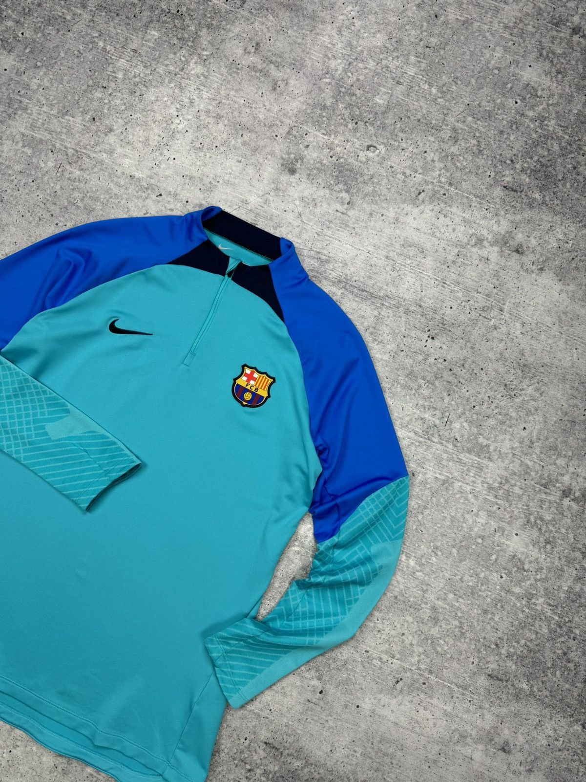 Designer × Nike Vintage Nike F.C. Barcelona Logo Y2K Jersey Zip Sweatshirt Size US L / EU 52-54 / 3 - 4 Thumbnail