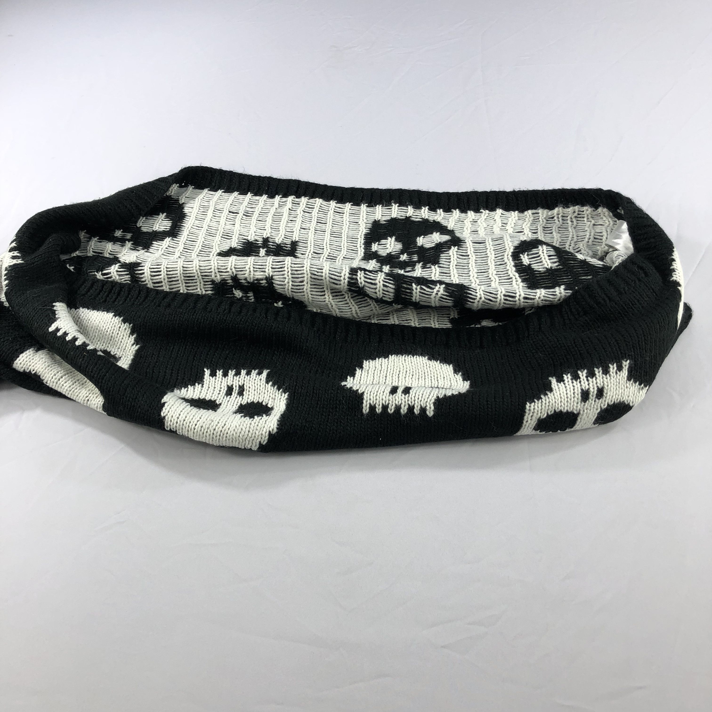 Divided Divided by H&M Skulls Scarf Muffler V936 Size ONE SIZE - 4 Thumbnail