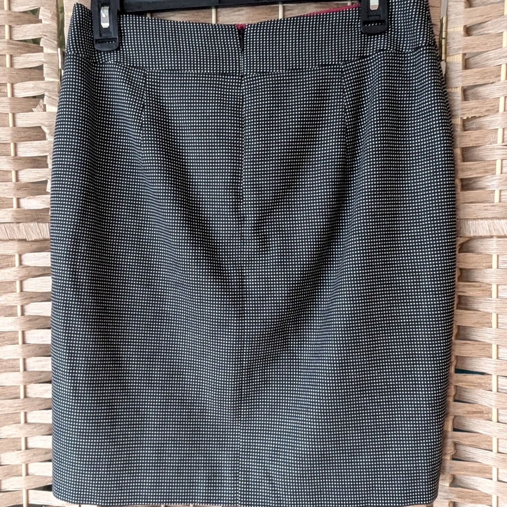 Banana Republic Banana Republic Skirt Black White Micro Dot Bow Pencil Woman Size 4 Knee Length Workwear Slit Lined Stretch Pattern: Polka Dot Bow Accent Size 27" / US 4 / IT 40 - 2 Thumbnail