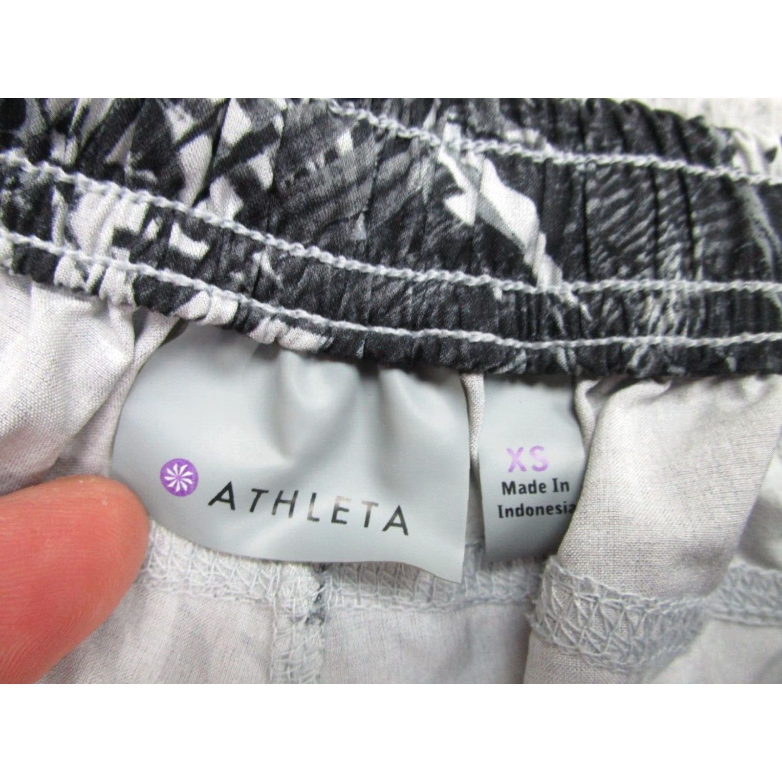 Athleta Athleta Shorts Womens XS Black Floral All Over Print Running Unlined Size 26" / US 2 / IT 38 - 4 Thumbnail