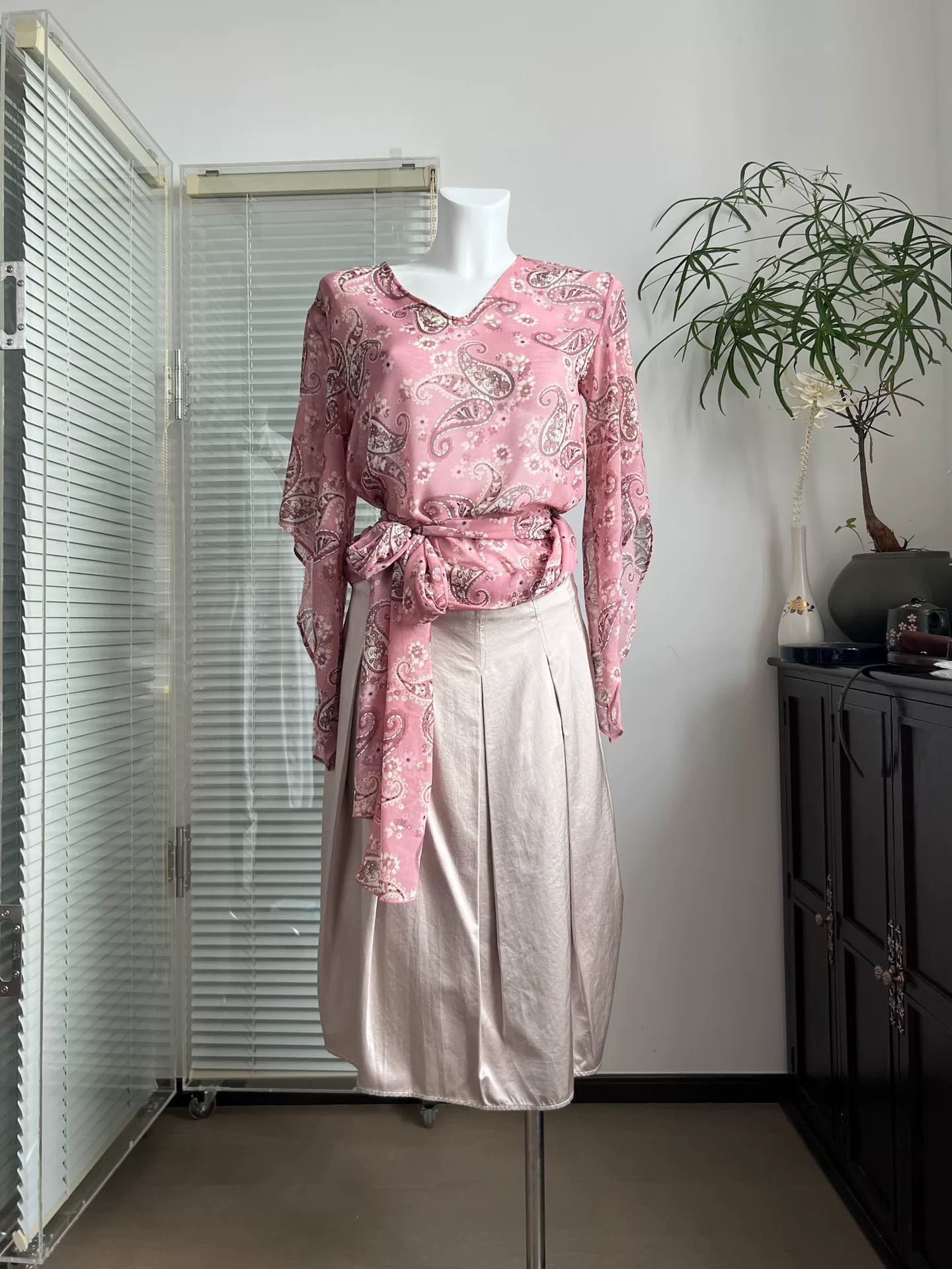 Other Vintage Pink Paisley Ruffled Sleeve Blouse Size M / US 6-8 / IT 42-44 - 1 Thumbnail