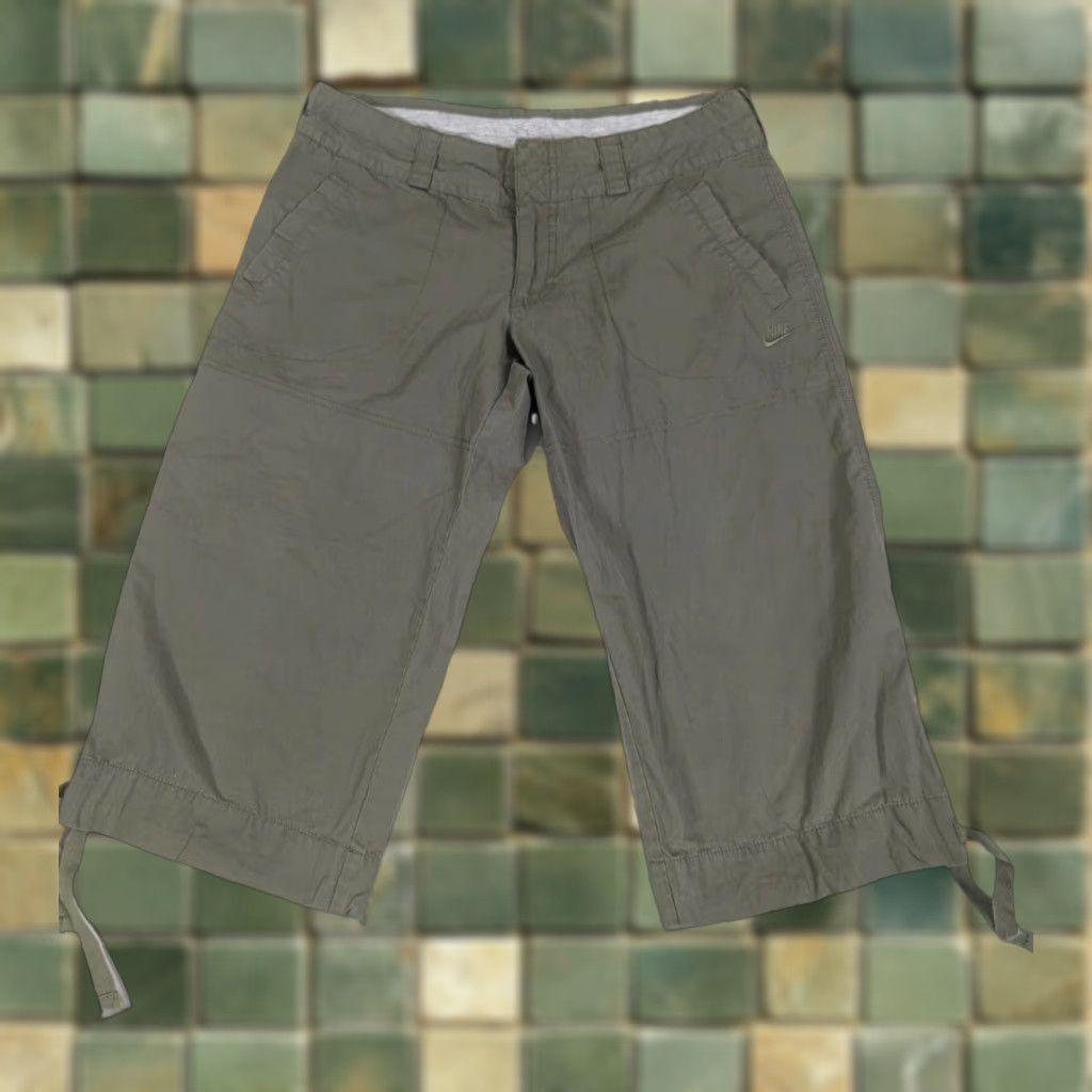 Nike Nike Capri Pants Women's Size 8 Green 100% Cotton Pocket Zipper Pockets Crop Rise Mid Inseam 19 Capris 8 XS? Size 30" / US 8 / IT 44 - 1 Thumbnail