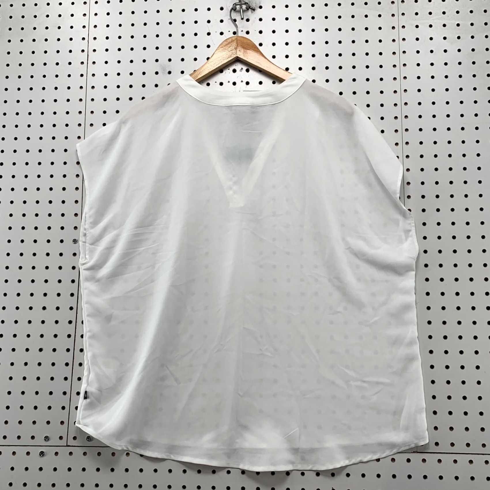Banana Republic Banana Republic Blouse V-Neck Womens XL White Sleeveless NWT Pullover Shirt Size XL / US 12-14 / IT 48-50 - 2 Thumbnail