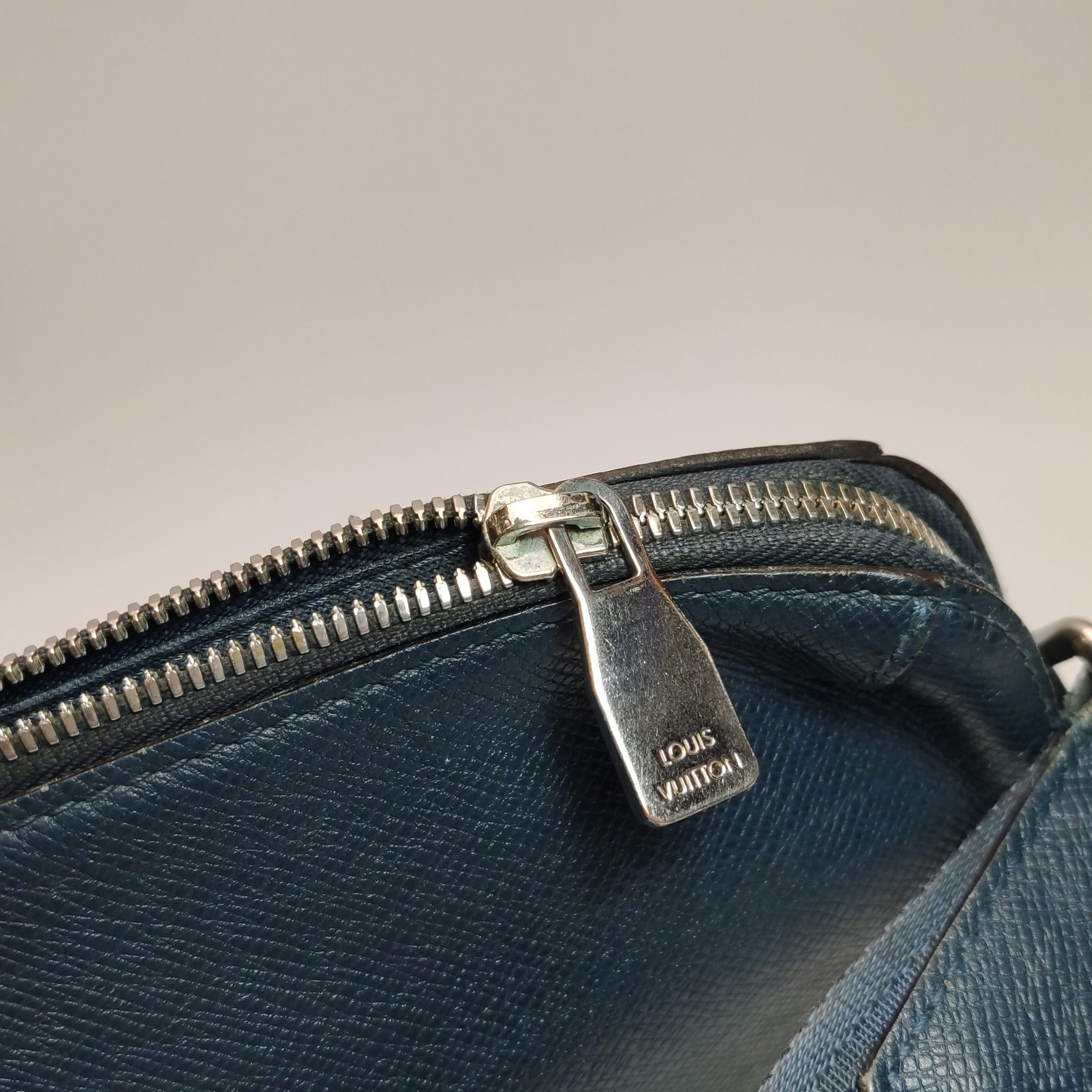 Louis Vuitton Louis Vuitton (LV) Medium Cowhide Solid Zipper Crossbody Sh Size ONE SIZE - 3 Thumbnail