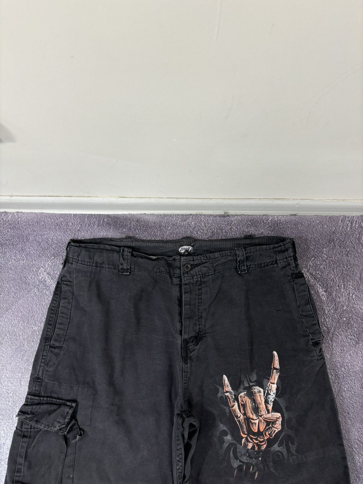 Other Vintage Spiral Death Skull Rock Hype Black Cargo Shorts Size US 38 / EU 54 - 9 Thumbnail