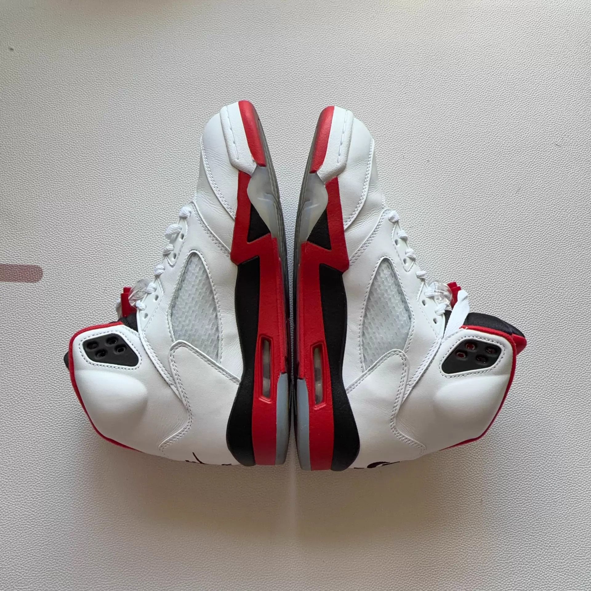 Nike Jordan 5 Fire Red Black Tongue 41 1x worn Size US 8 / EU 41 - 7 Thumbnail
