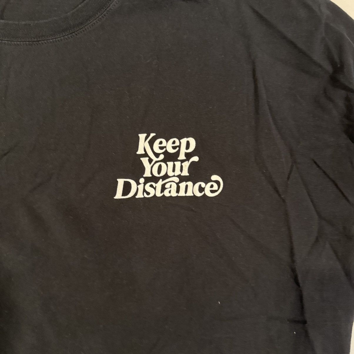 Gildan Vintage “Keep Your Distance” Y&R Black Tee Size XL Size US XL / EU 56 / 4 - 2 Thumbnail