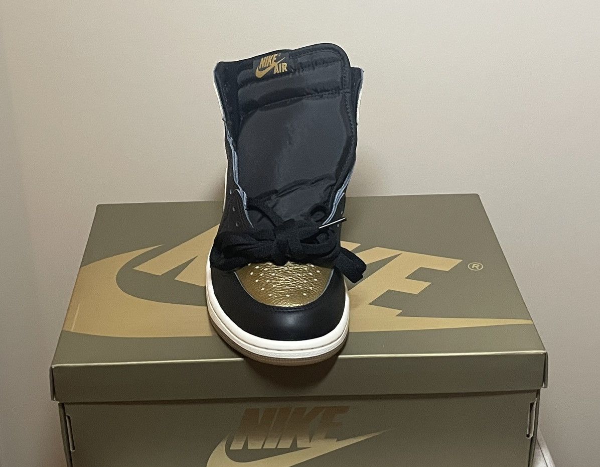 Jordan Brand × Nike Air Jordan 1 Rétro High OG “Black and Gold” Size US 9 / EU 42 - 5 Thumbnail