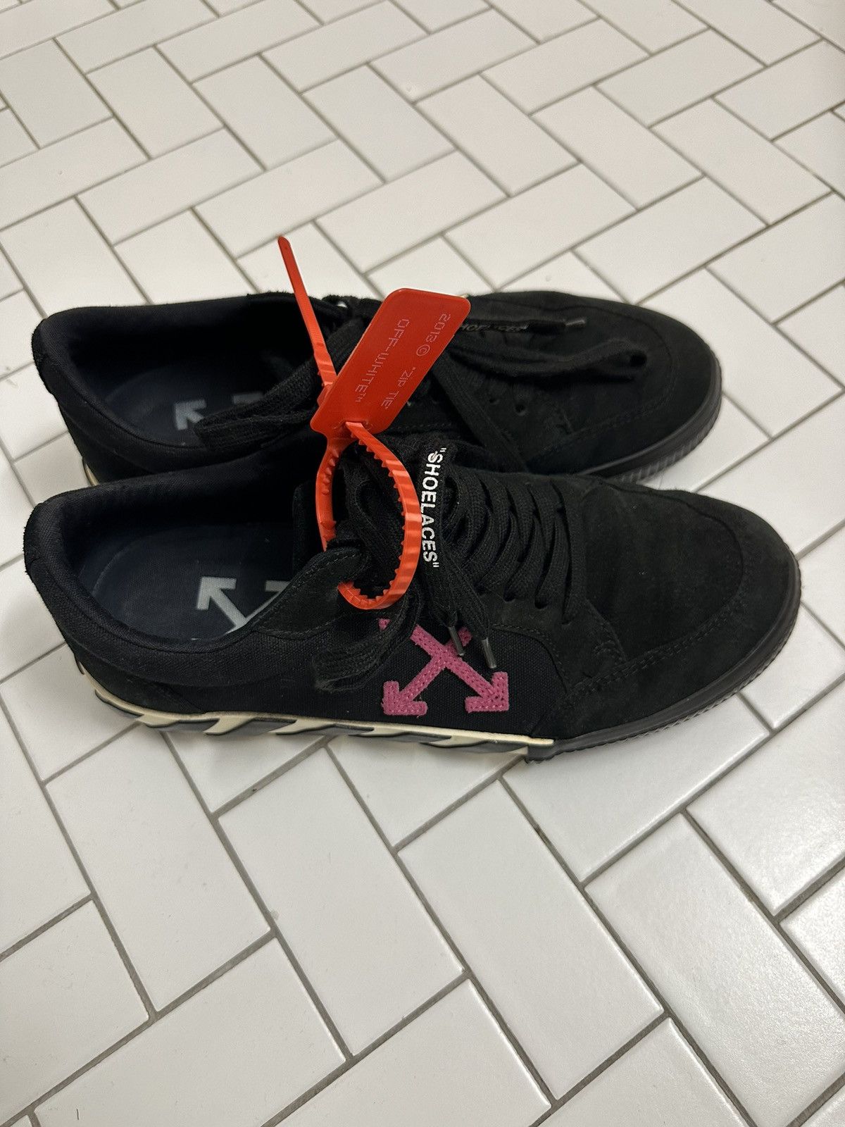 Off-White OFF-White Vulc Low Black Fuchsia Sneakers size 42 Size US 9 / EU 42 - 1 Thumbnail