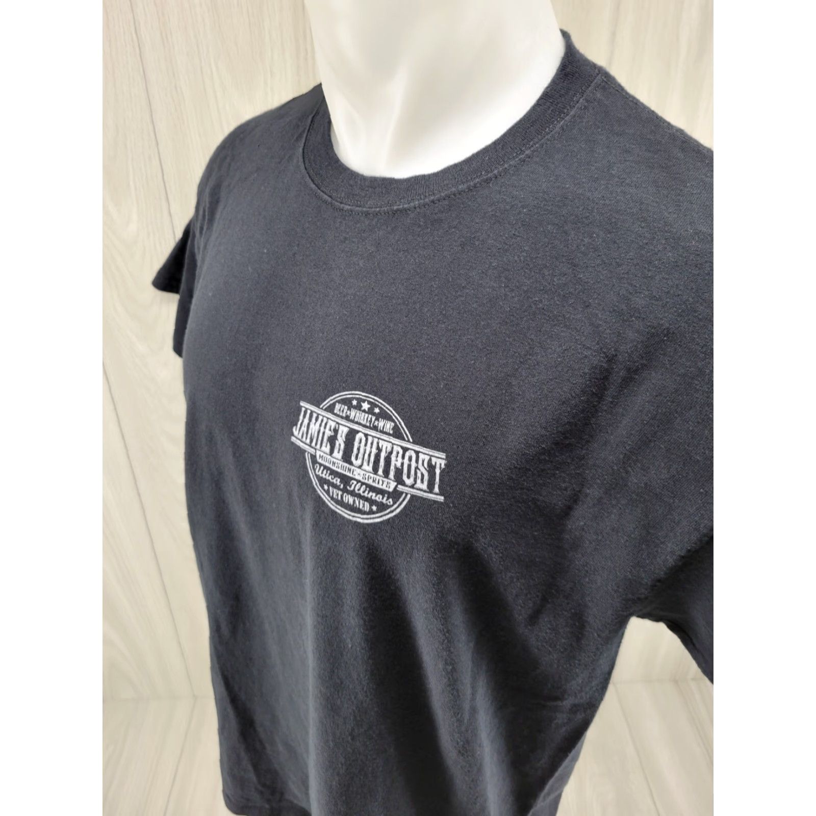 Gildan VINTAGE Jamie's Outpost Utica Illinois Black Shirt Men's Large Size US L / EU 52-54 / 3 - 4 Thumbnail