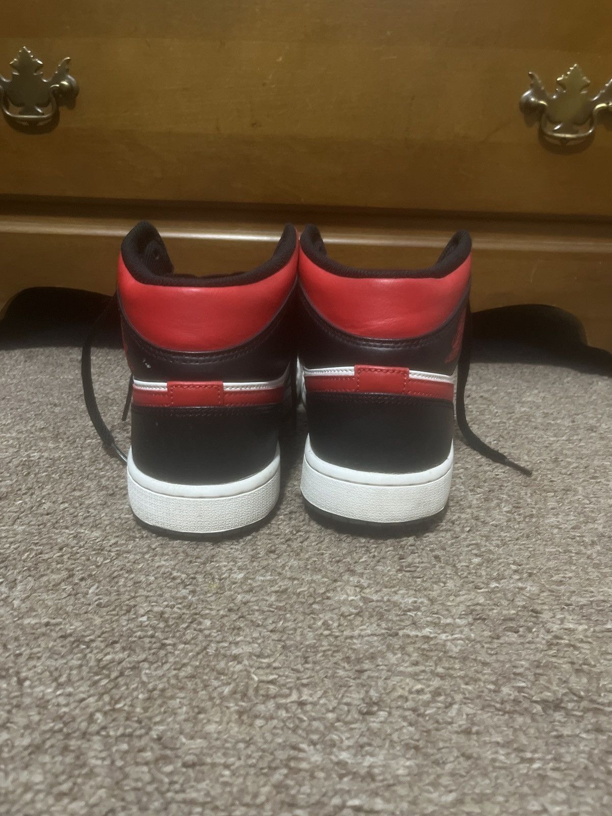 Jordan Brand Jordan 1 Mid Bred Toe Size US 9 / EU 42 - 5 Thumbnail