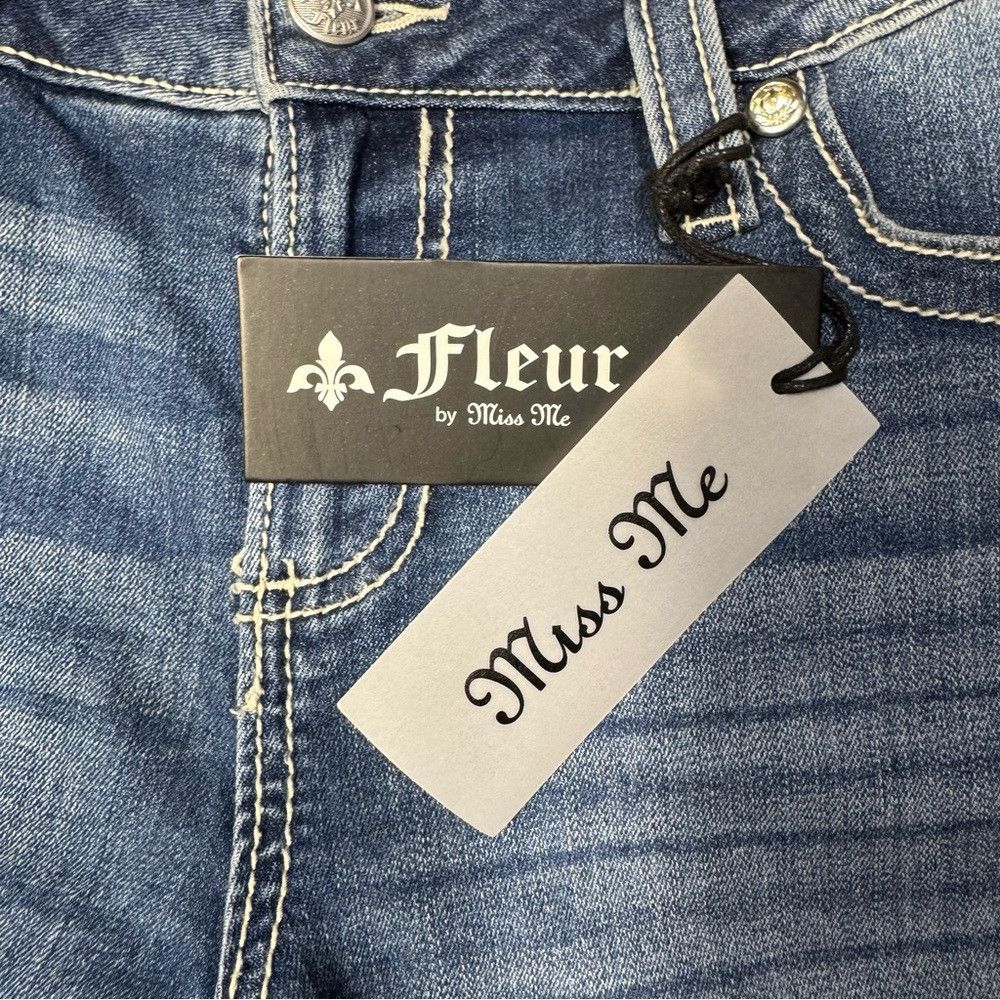 Miss Me NWT New Fleur By Miss Me Slim Wide Embroidered Back Jeans S Size 28" / US 6 / IT 42 - 4 Thumbnail