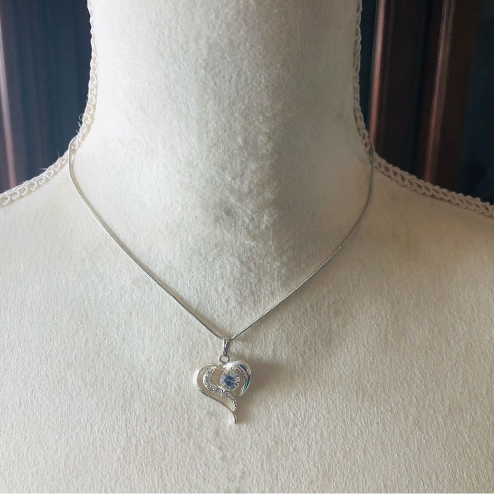 Vintage Vintage clear faceted stone heart pendant on chain necklace Size ONE SIZE - 3 Thumbnail