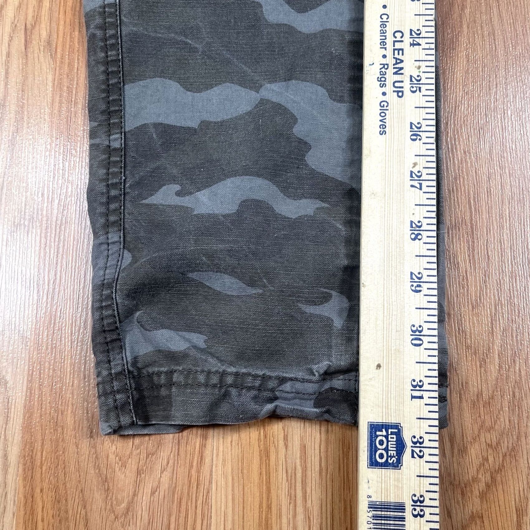 Vintage Helix Pants Mens Size 30W x 32L Slim Taper Flat Front Khaki Slacks Green Camouflage Pocketed Regular Waist 30x32 Mens Size US 30 / EU 46 - 7 Thumbnail