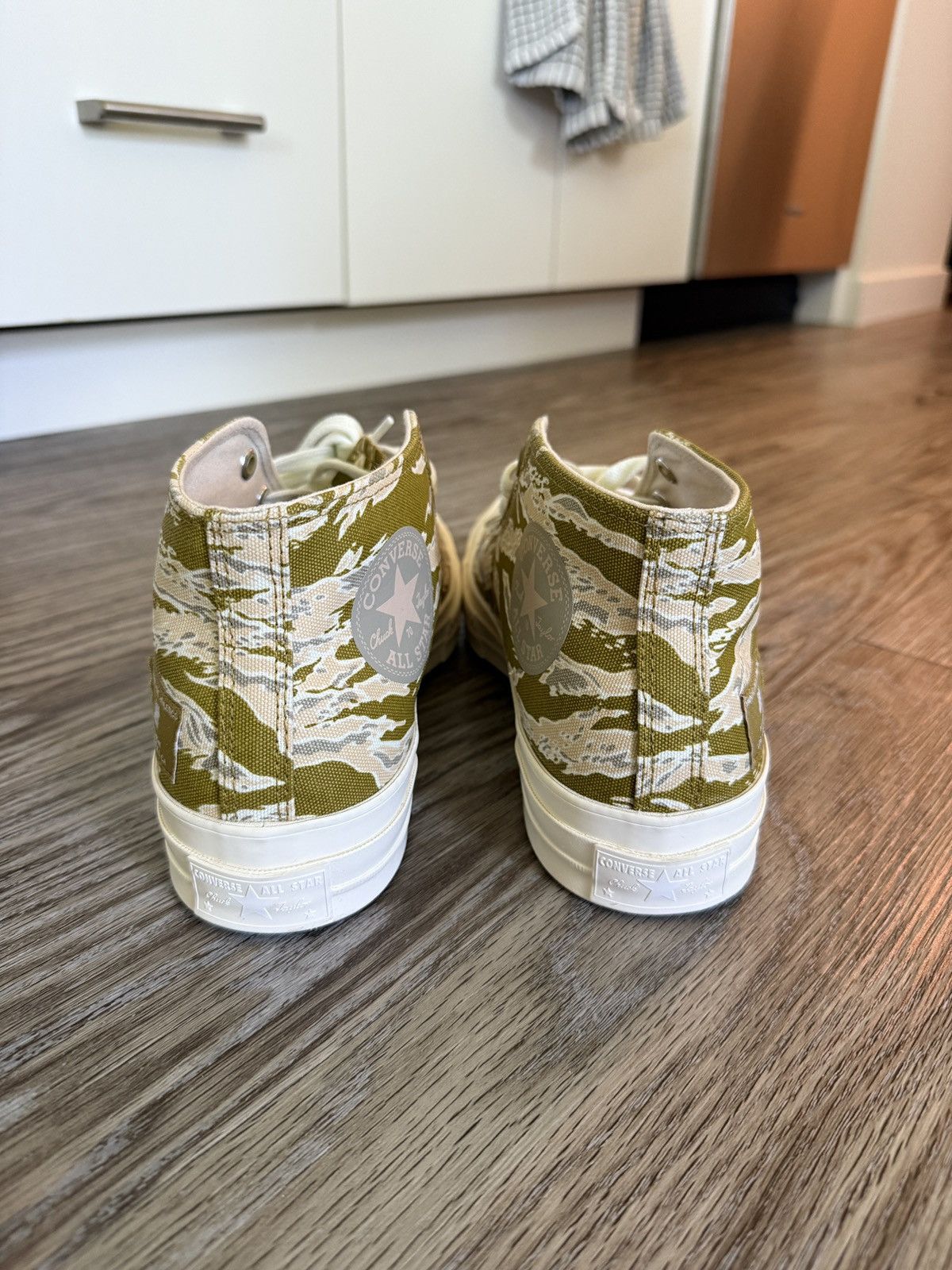 Converse × Undefeated Undefeated x Chuck 70 Mid Tiger Desert Camo Converse Size US 9 / EU 42 - 2 Thumbnail