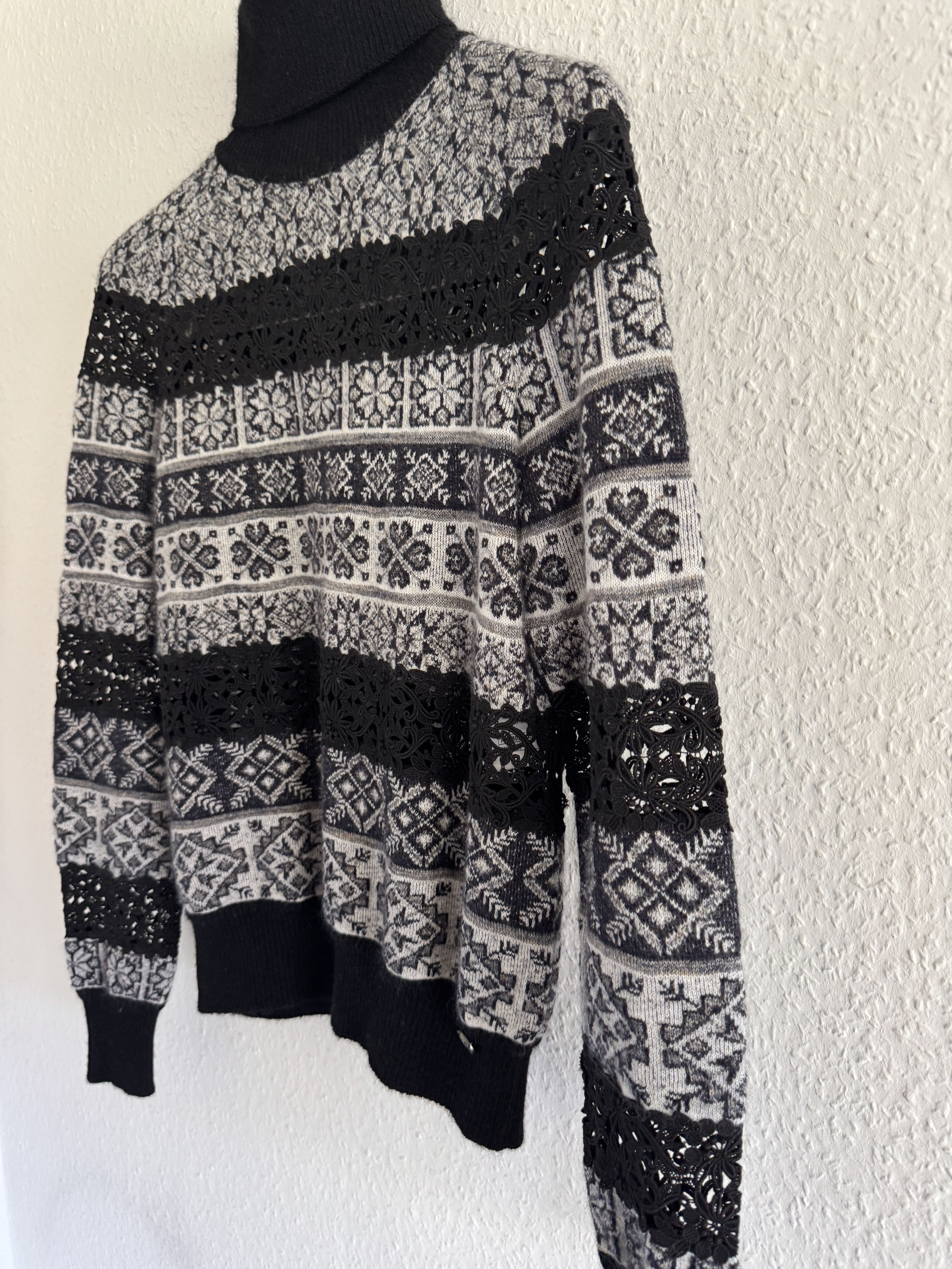Chanel Chanel Paris-Rome Runway Lace & Cashmere Sweater Size XS / US 0-2 / IT 36-38 - 3 Thumbnail