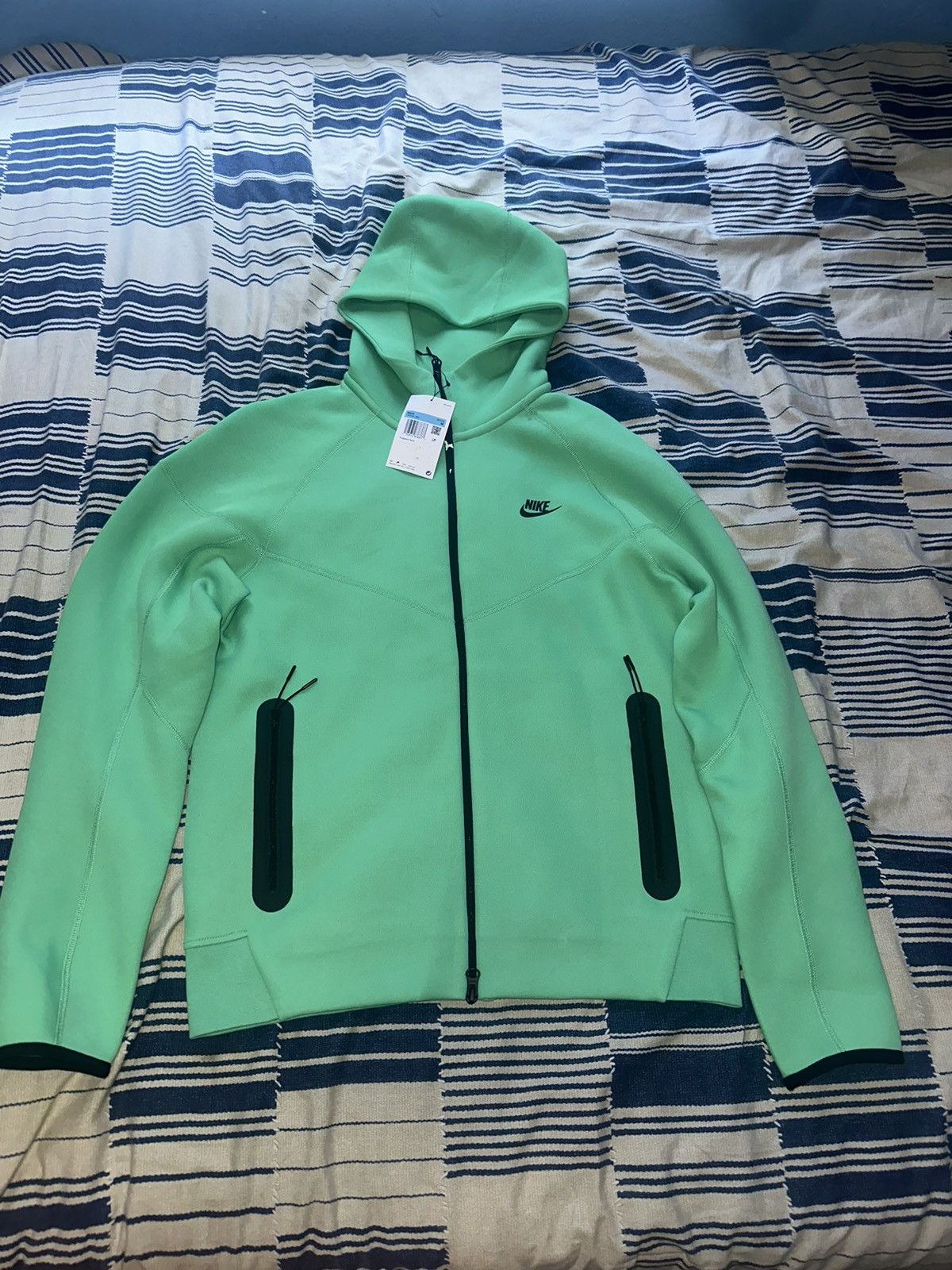 image of Nike Tech Fleece in Green, Men's (Size Medium)