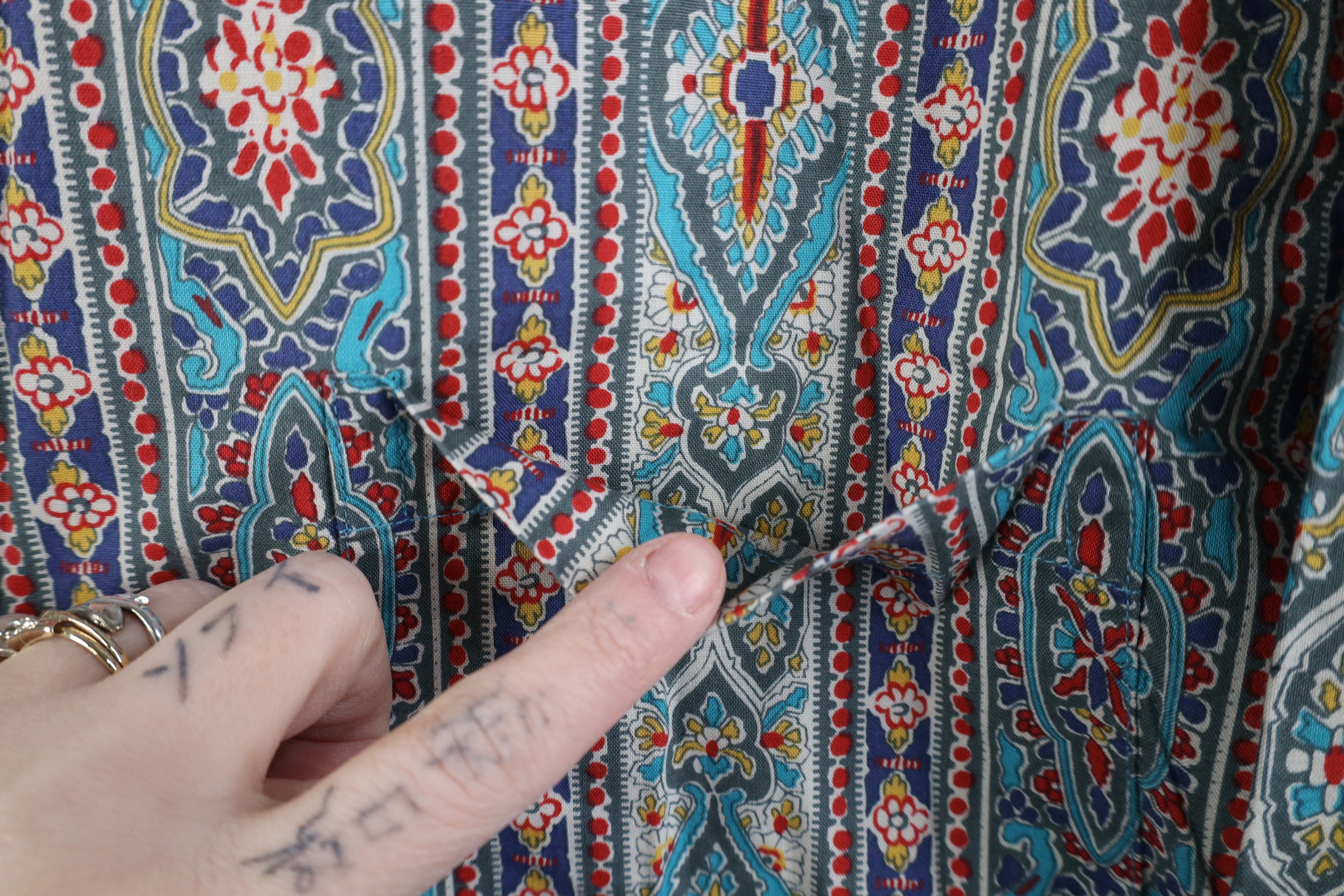 Vintage Vintage 90s Streetwear Tapestry Flower Collared Button Shirt Size US XL / EU 56 / 4 - 5 Thumbnail