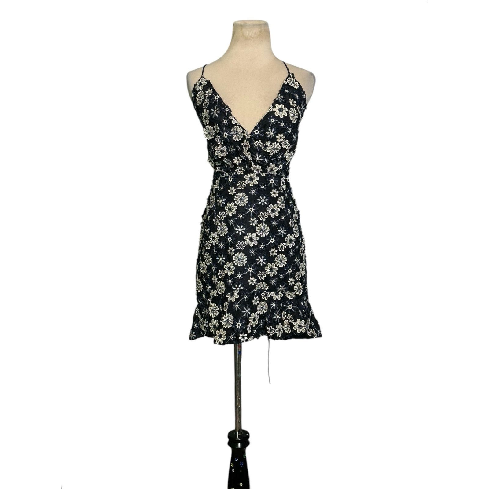 REVOLVE NBD Marilyn blue white floral embroidered mini dress size M Size M / US 6-8 / IT 42-44 - 10 Thumbnail