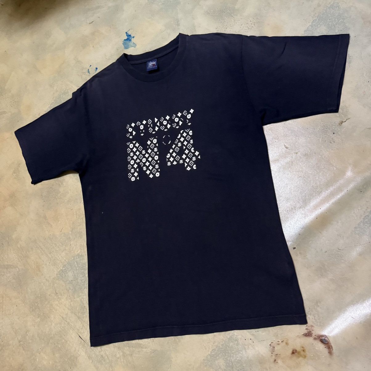 Stussy × Vintage Vintage Stussy LV Monogram No 4 Big Logo T Shirt Size US M / EU 48-50 / 2 - 2 Thumbnail