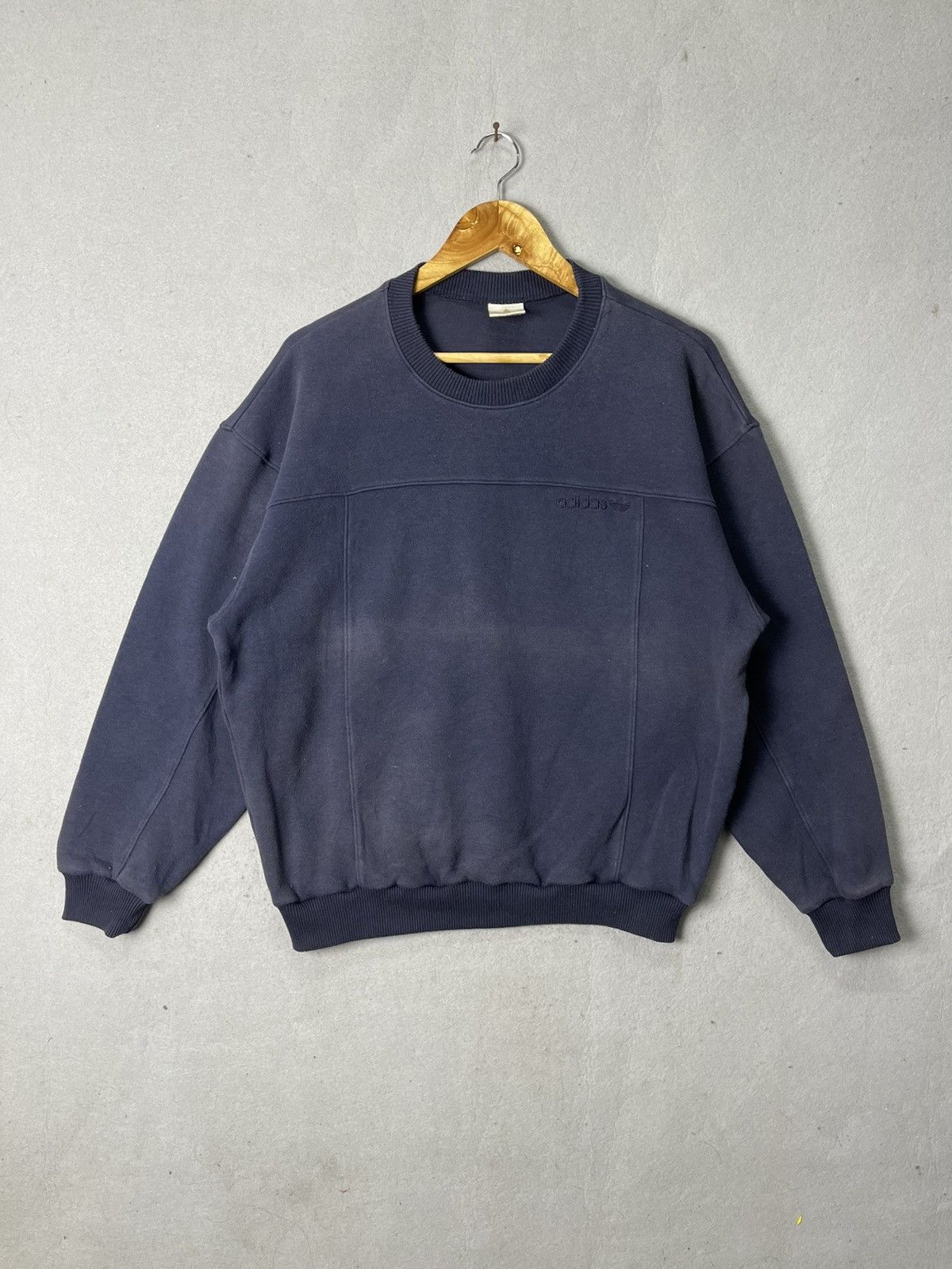 Adidas Vintage Adidas Originals Minimal Embroidered Sweatshirt Size US L / EU 52-54 / 3 - 1 Thumbnail