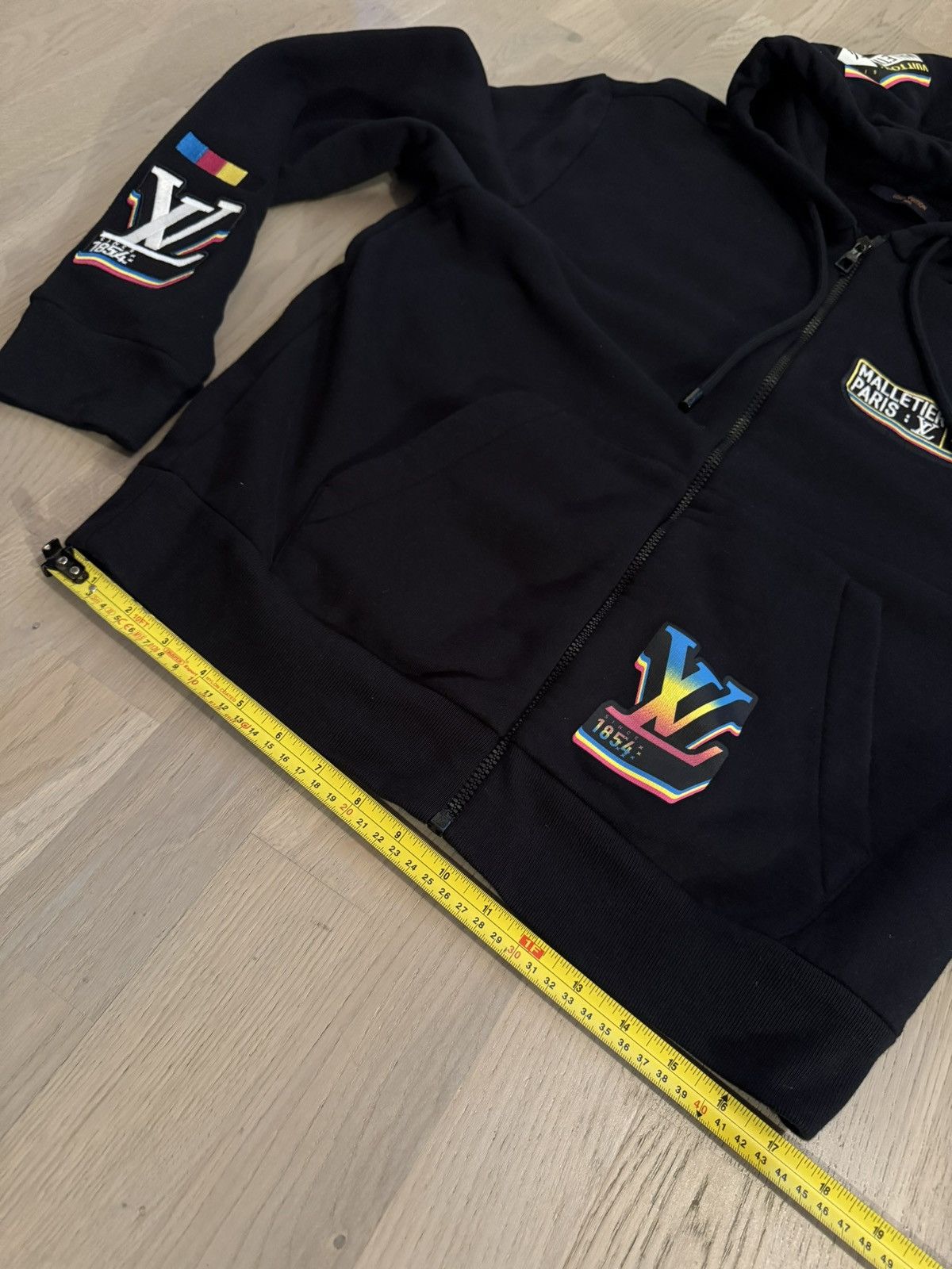 Louis Vuitton Louis Vuitton hoodie study all photos for tape measurements Size US M / EU 48-50 / 2 - 10 Thumbnail