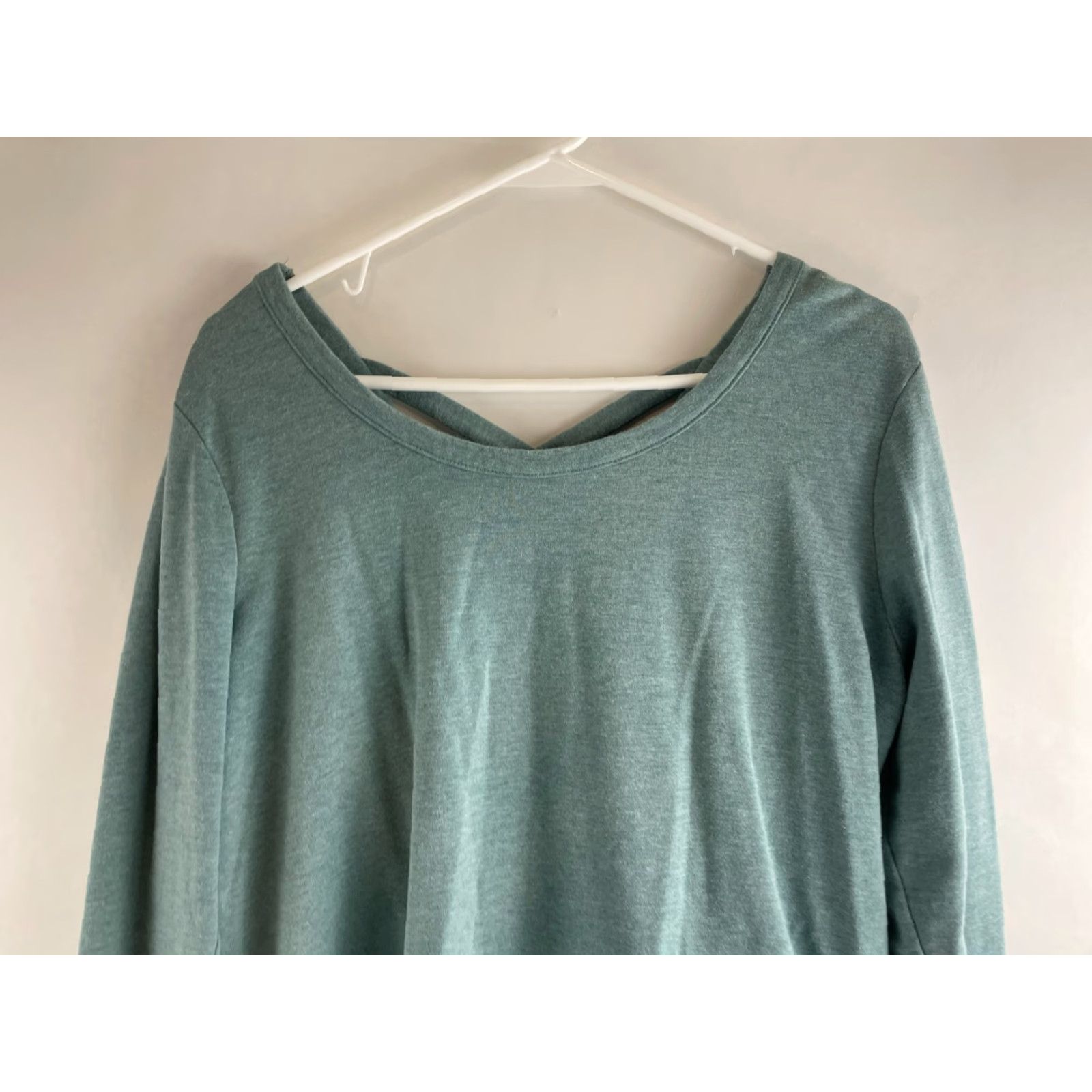 Old Navy Old Navy Active Shirt Women's L Green Long Sleeve Boatneck Go-Dry Thumb Hole Shirt Adults Womens Size L / US 10 / IT 46 - 3 Thumbnail