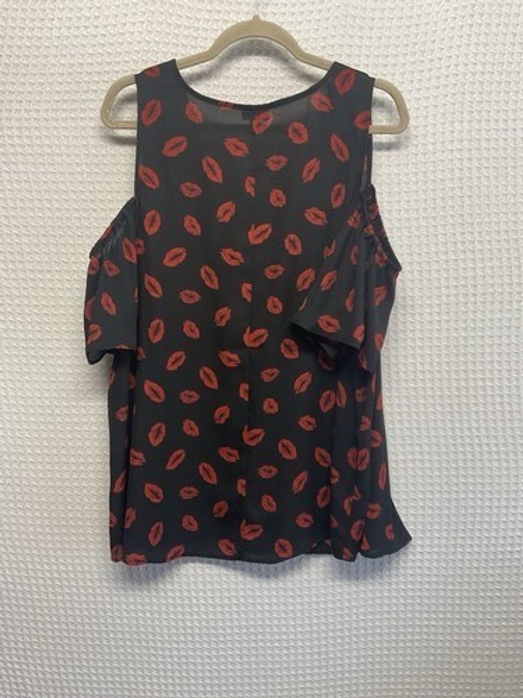 Torrid NWOT Torrid Lips Print Cold Shoulder V-Neck Blouse Women 2X Size ONE SIZE - 8 Thumbnail