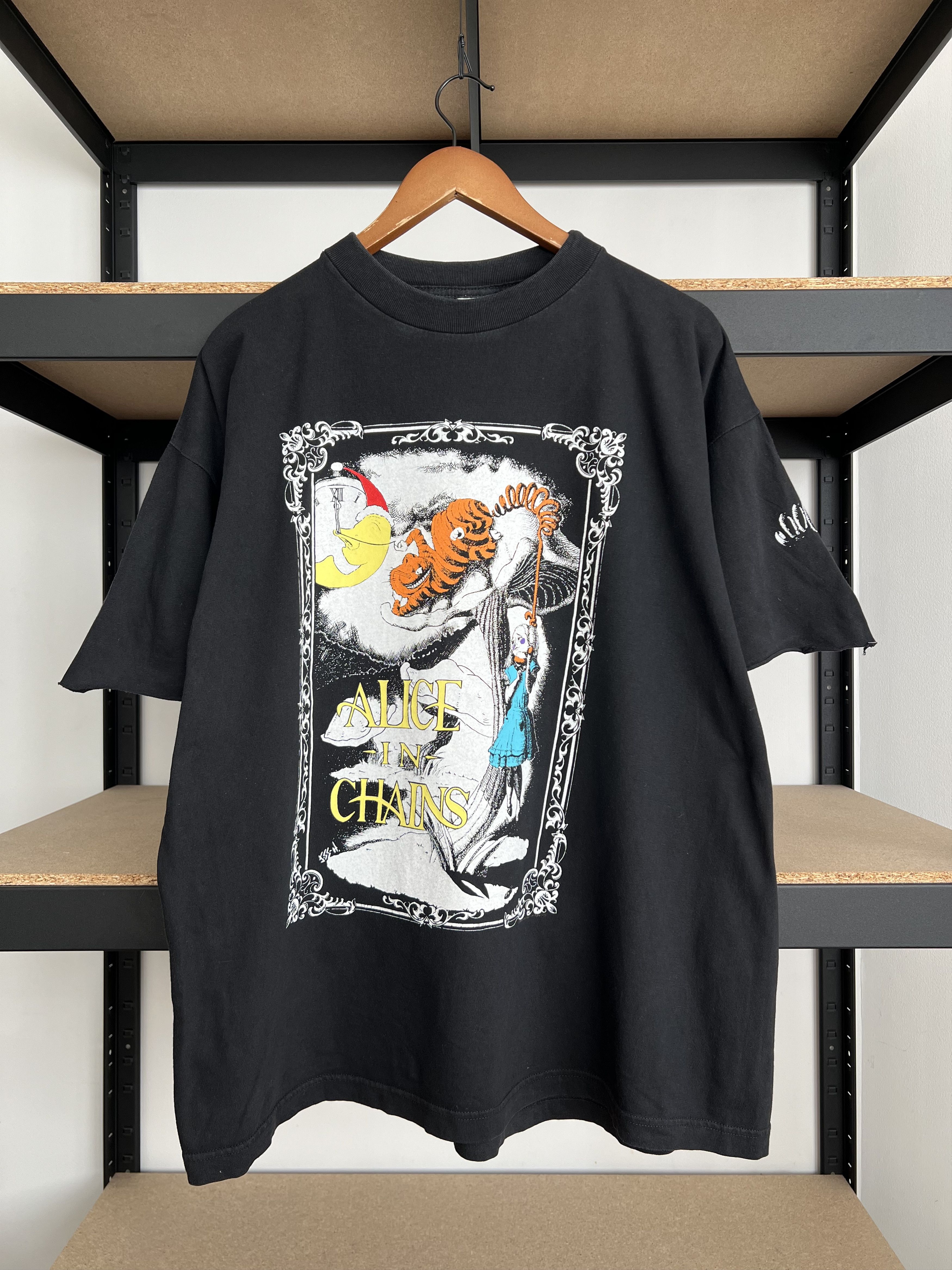 Band Tees Vintage 1992 Alice in Chains Wonderland Black T-shirt Size US XL / EU 56 / 4 - 1 Thumbnail