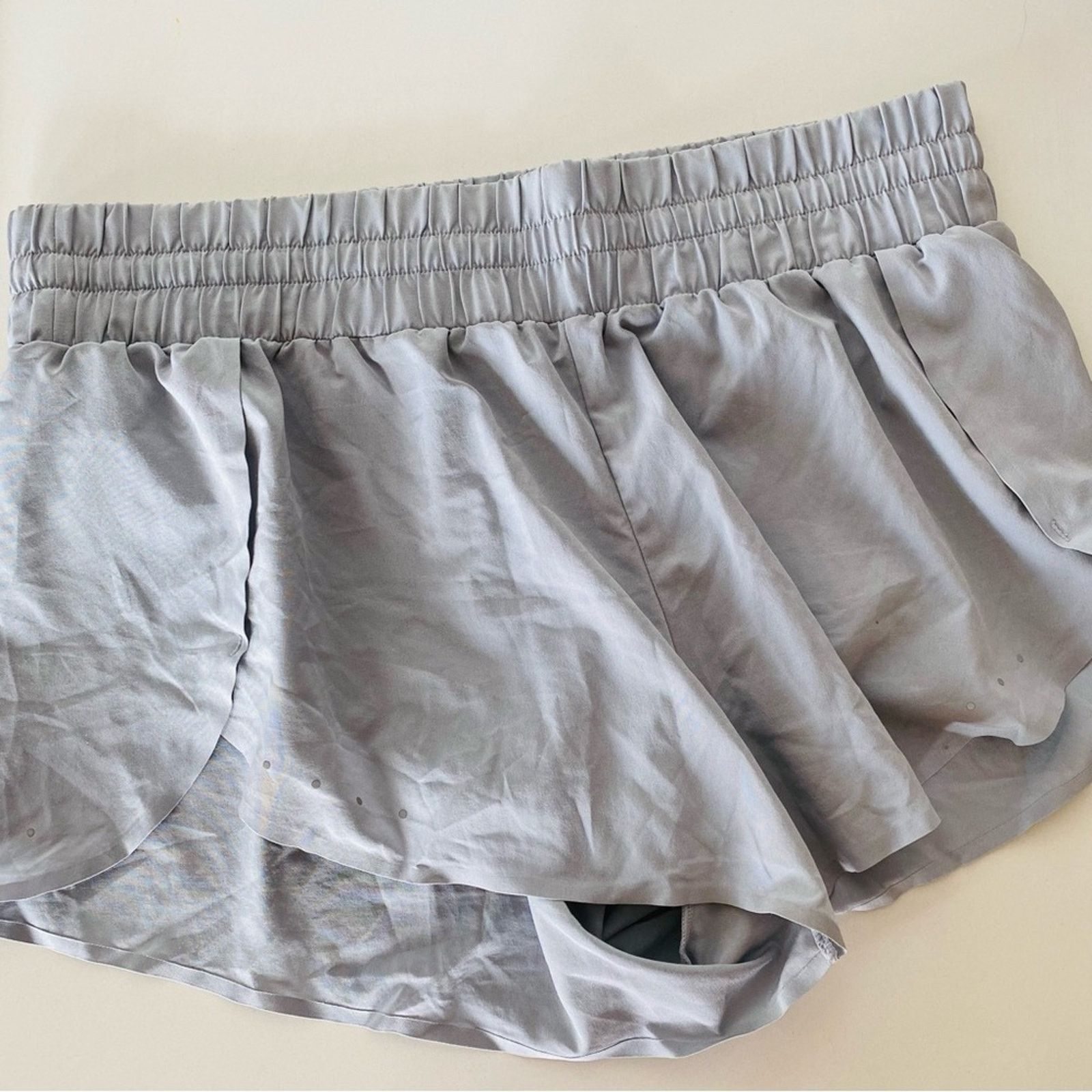 Nordstrom NORDSTROM ZELLA Silver Grey Gray Dolphin Hem Athletic Shorts Size 32" / US 10 / IT 46 - 6 Thumbnail