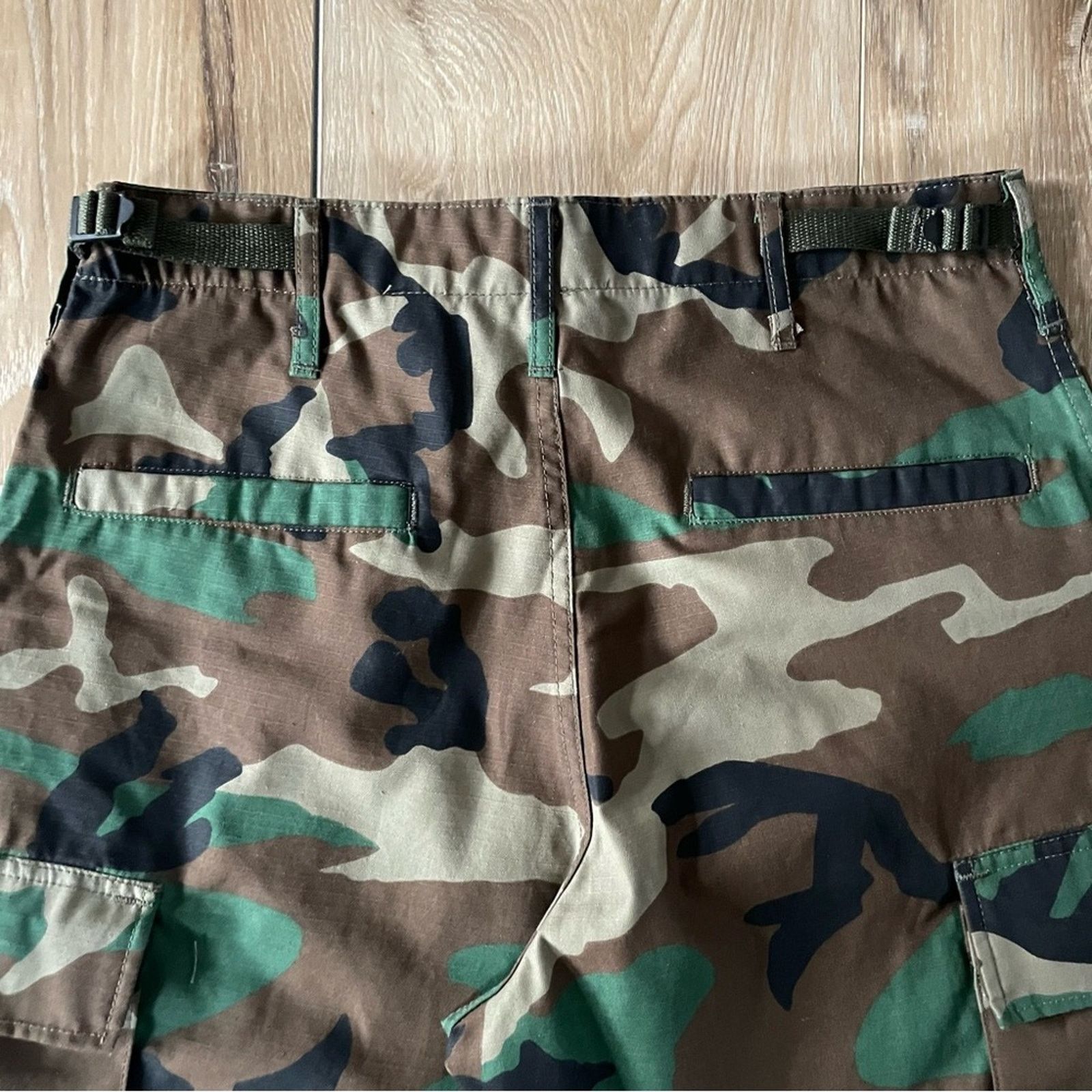Urban Renewal Urban Outfitters Urban Renewal Remade Camo Cut-Off Short S Size 31" - 6 Thumbnail