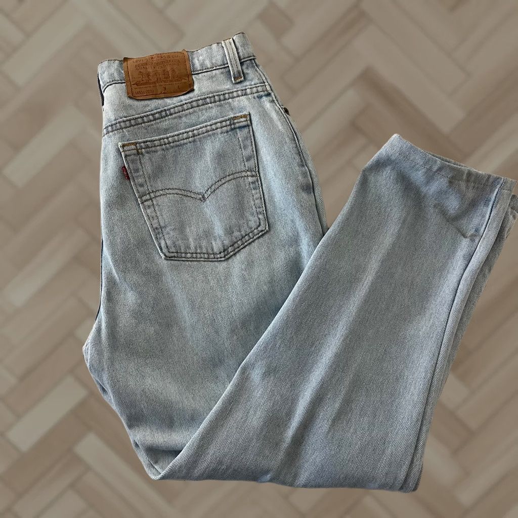 Levi's VINTAGE Levi's Women's Hi Rise Mom Jeans Light Wash Size 14 Jeans Blue Women 14 Mom 90s Legacy Size 36" / US 14 / IT 50 - 1 Thumbnail