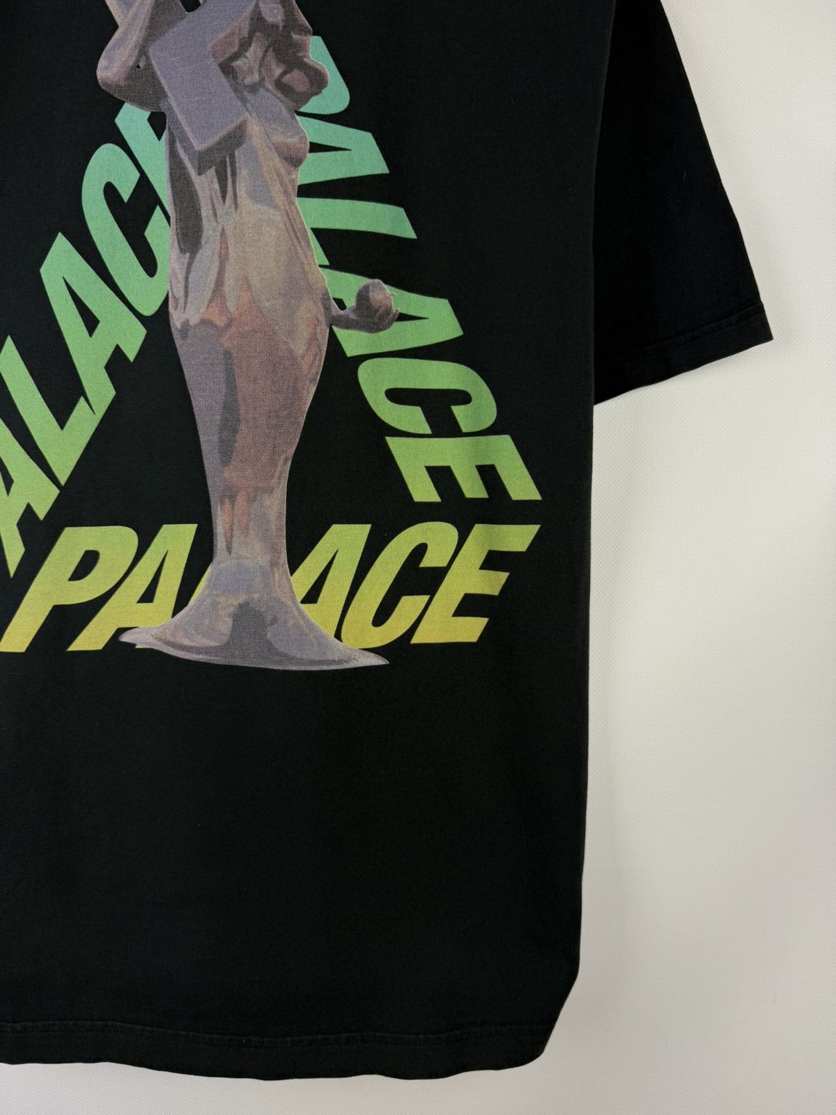 Palace Palace Skateboards Rolls P-3 Men’s Big Back Logo T Shirt Size US M / EU 48-50 / 2 - 6 Thumbnail