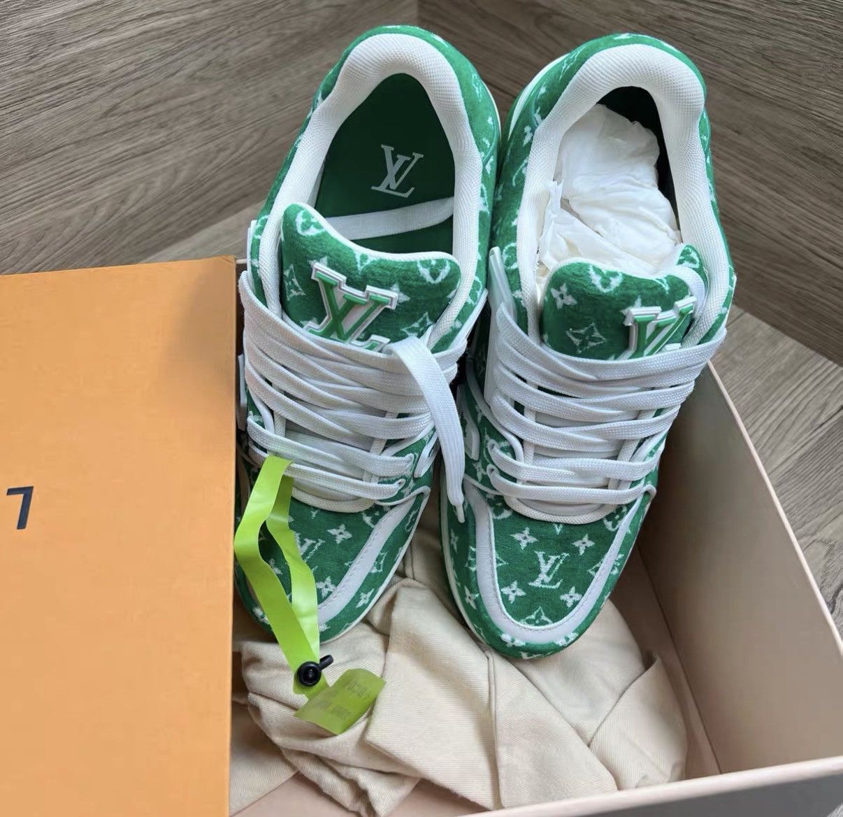 Louis Vuitton Louis Vuitton Trainer White Green Velvet Sneakers J41 Size US 9 / EU 42 - 5 Thumbnail