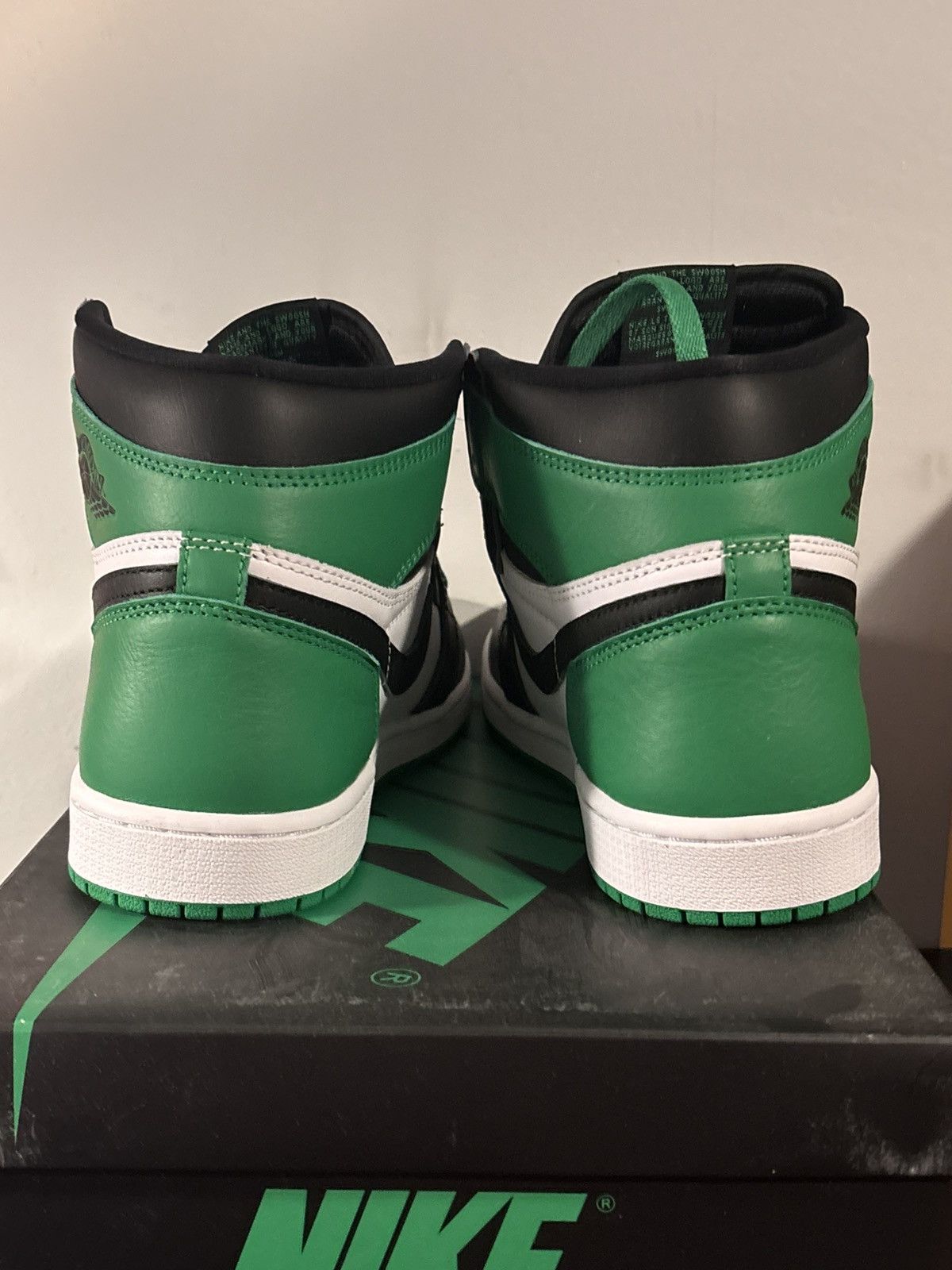 Jordan Brand Nike Air Jordan 1 Retro OG High Lucky Green Sz 9 DZ5485 031 Size US 9 / EU 42 - 5 Thumbnail