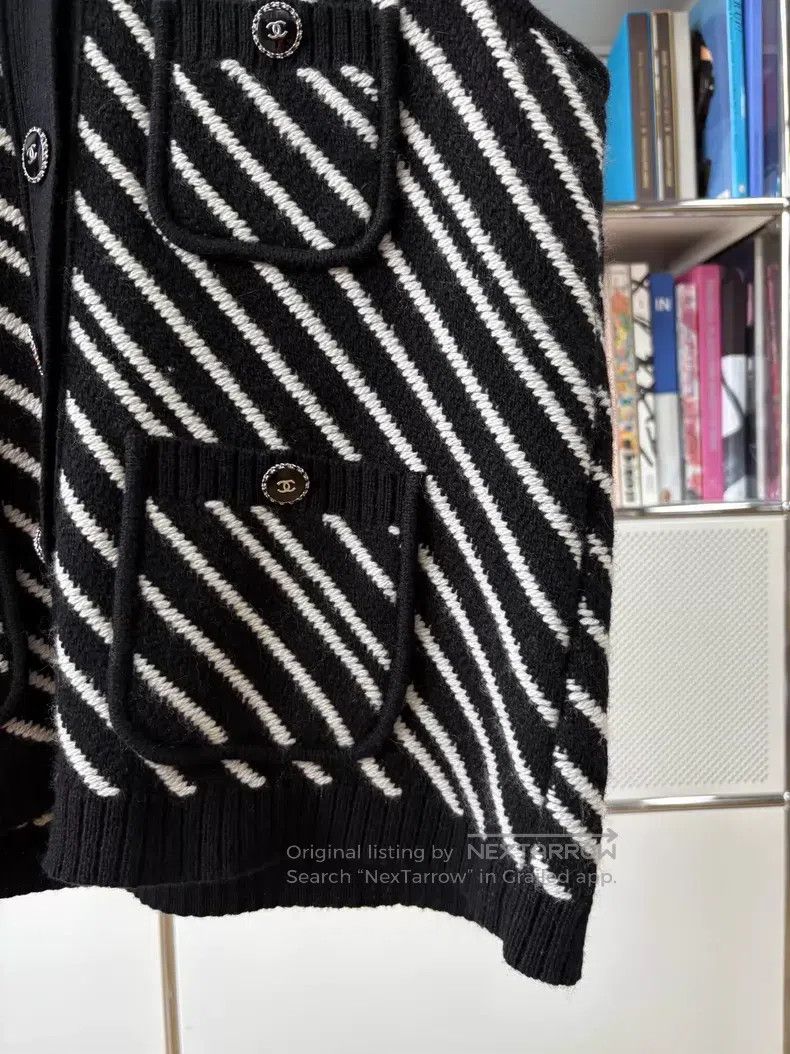 Chanel Chanel 21B black and white V-neck twill four-pocket vest Size S / US 4 / IT 40 - 2 Thumbnail