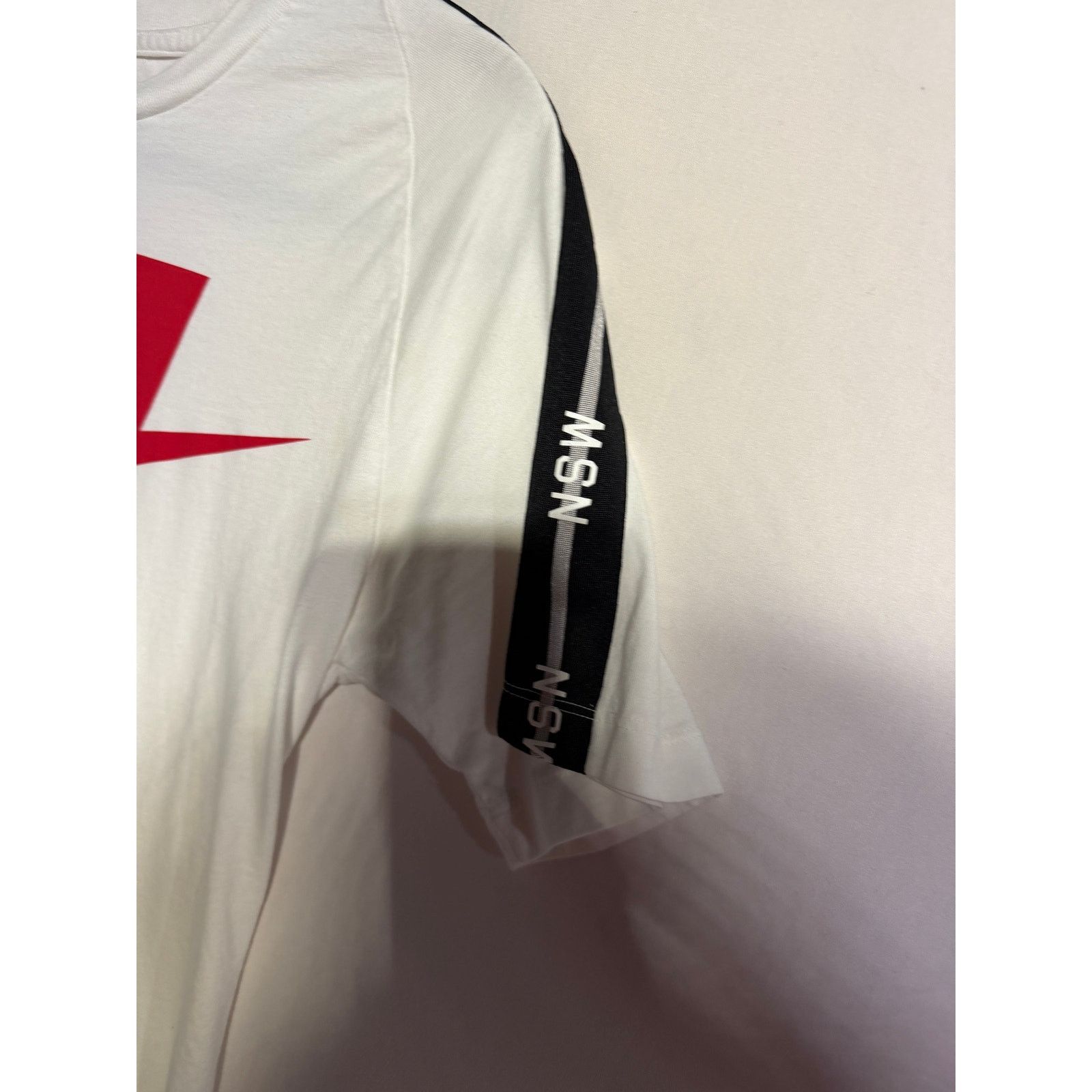 Nike Nike NSW Graphic Shirt White Red Swoosh Streetwear sz small Size US S / EU 44-46 / 1 - 4 Thumbnail