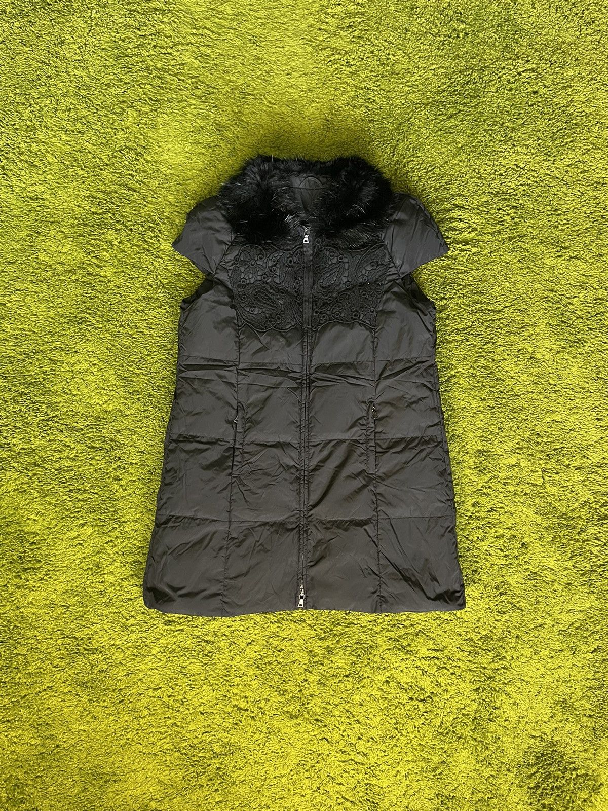 Prada Prada avant Garde down puffer vest with fur collar Size M / US 6-8 / IT 42-44 - 1 Thumbnail
