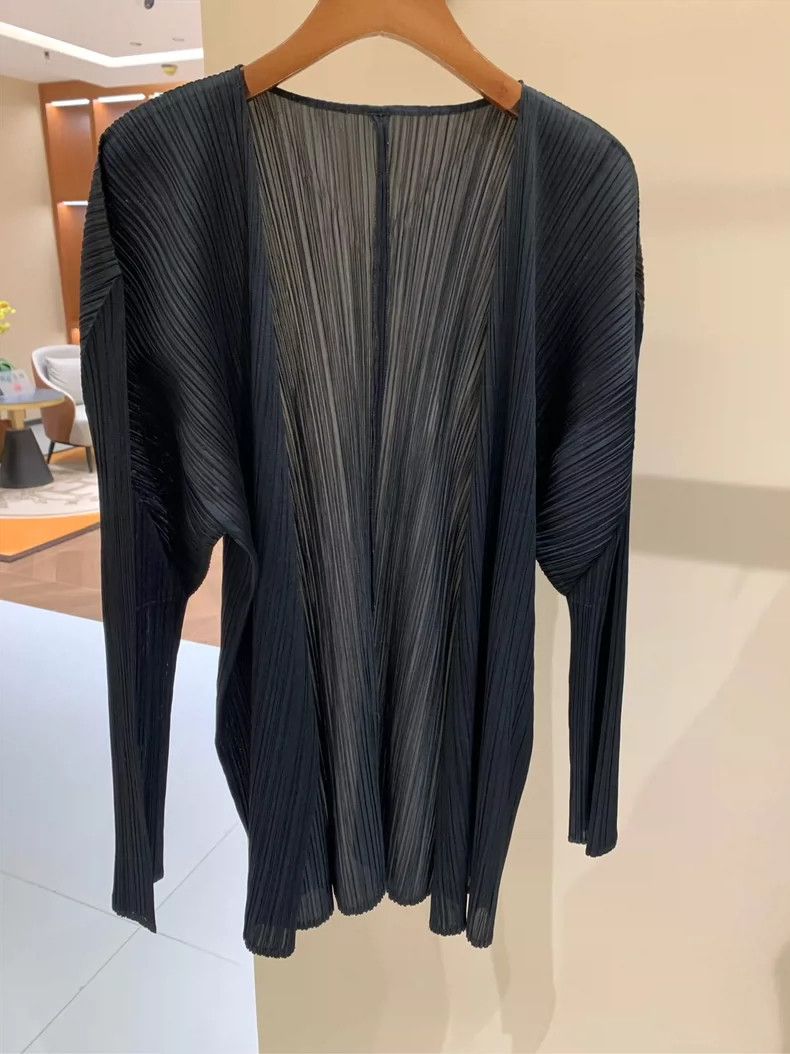 Issey Miyake Issey Miyake Black pleated cardigan Size M / US 6-8 / IT 42-44 - 3 Thumbnail