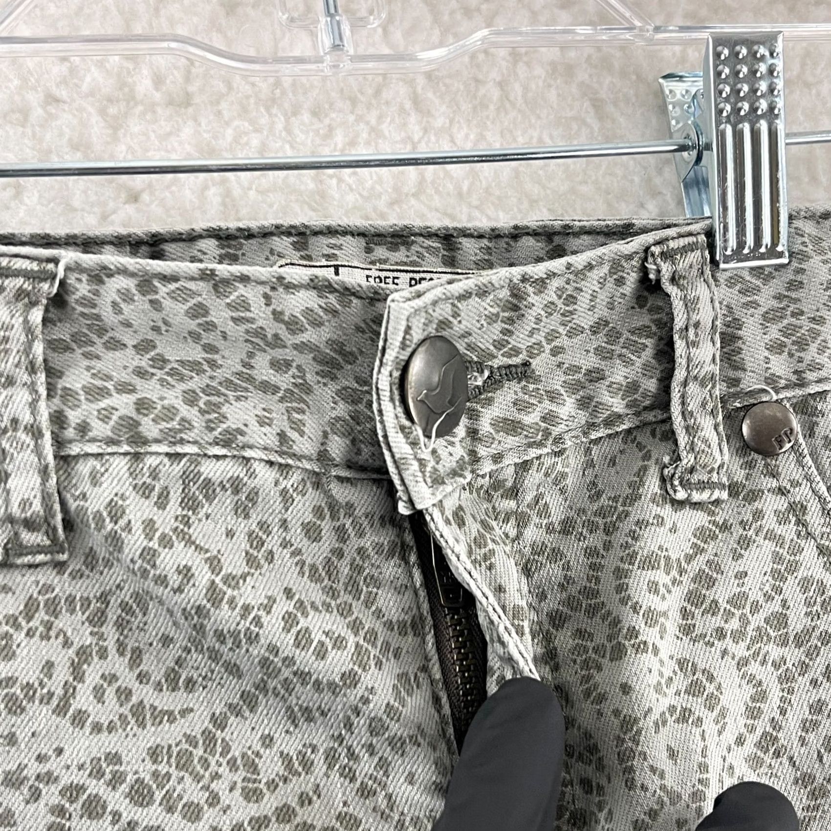 Free People Free People Jeans Skinny Gray Denim Lace Print Ankle-Zip 26 Womens Regular Rise 26 Inseam 5-Pocket Bohemian Festival Size 26" / US 2 / IT 38 - 6 Thumbnail
