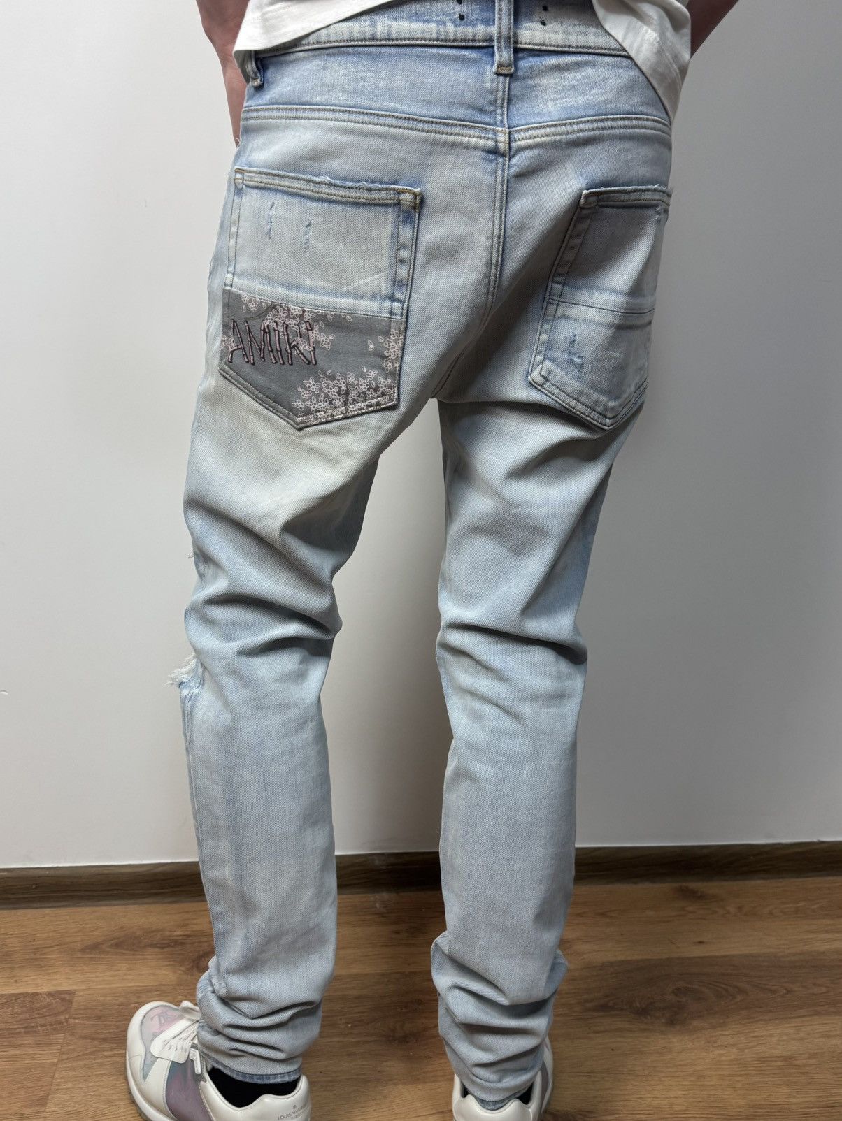 Amiri Amiri Light Washed Blue MX1 Logo Jeans Luxury Designer Size US 34 / EU 50 - 2 Thumbnail