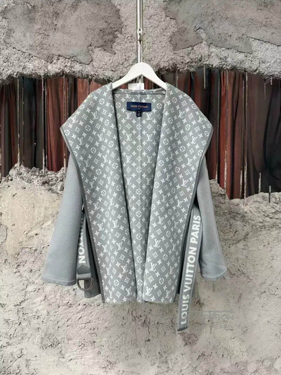 Louis Vuitton gray louis vuitton hooded coat. Size S / US 4 / IT 40 - 1 Thumbnail