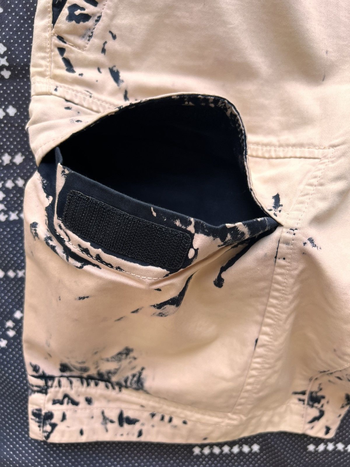 Stone Island Stone Island Hand Corrosion Cargo Shorts Type RE W30 Size US 30 / EU 46 - 16 Thumbnail
