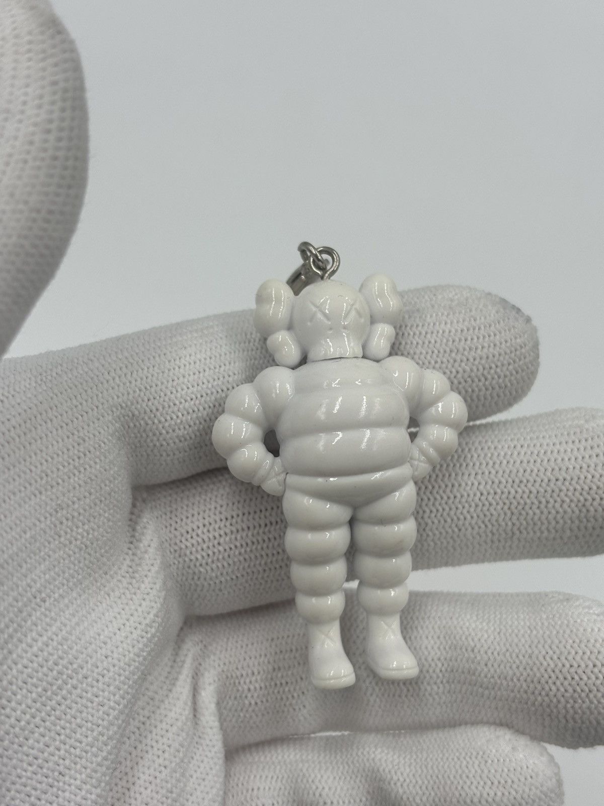 KAWS 気軽 CHUM KEYHOLDER(White)
