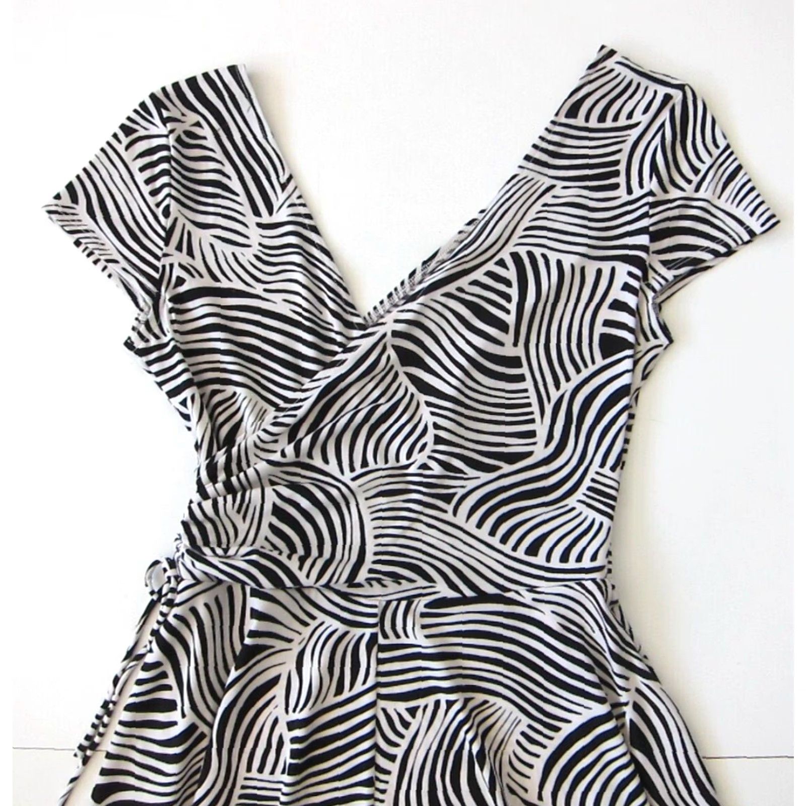 Vintage Maggy L Black White Abstract Stretch V-Neck Ruched Short Sleeve Empire Dress 8 Size 30" / US 8 / IT 44 - 3 Thumbnail